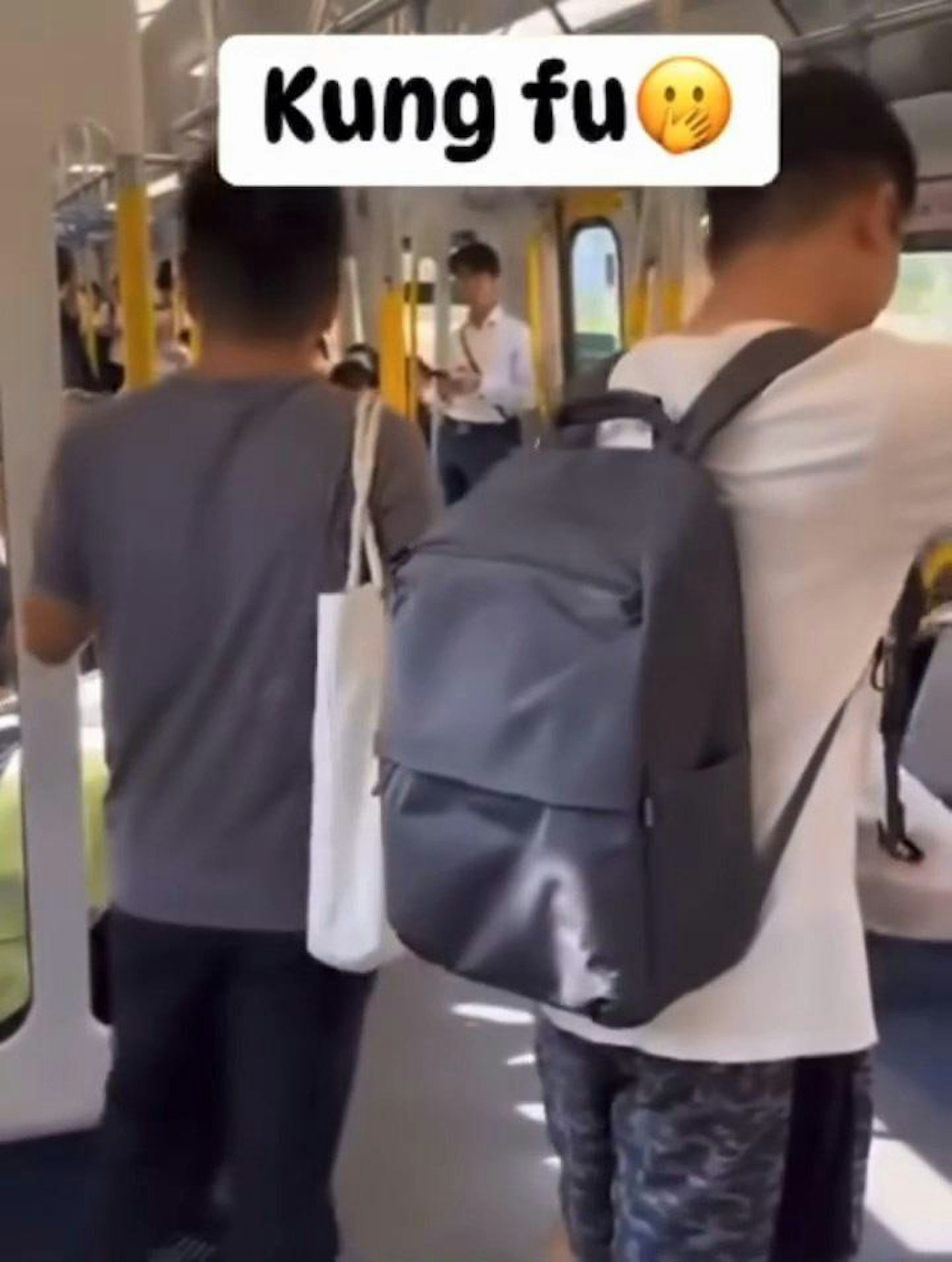 最終2人未有再打架,大叔則走向座位位置,但仍不滿說「佢X我啊嘛,我而家咪X佢囉,佢係咪好X揪啊,我而家即揪佢囉」,年輕男未有出聲。(影片截圖)