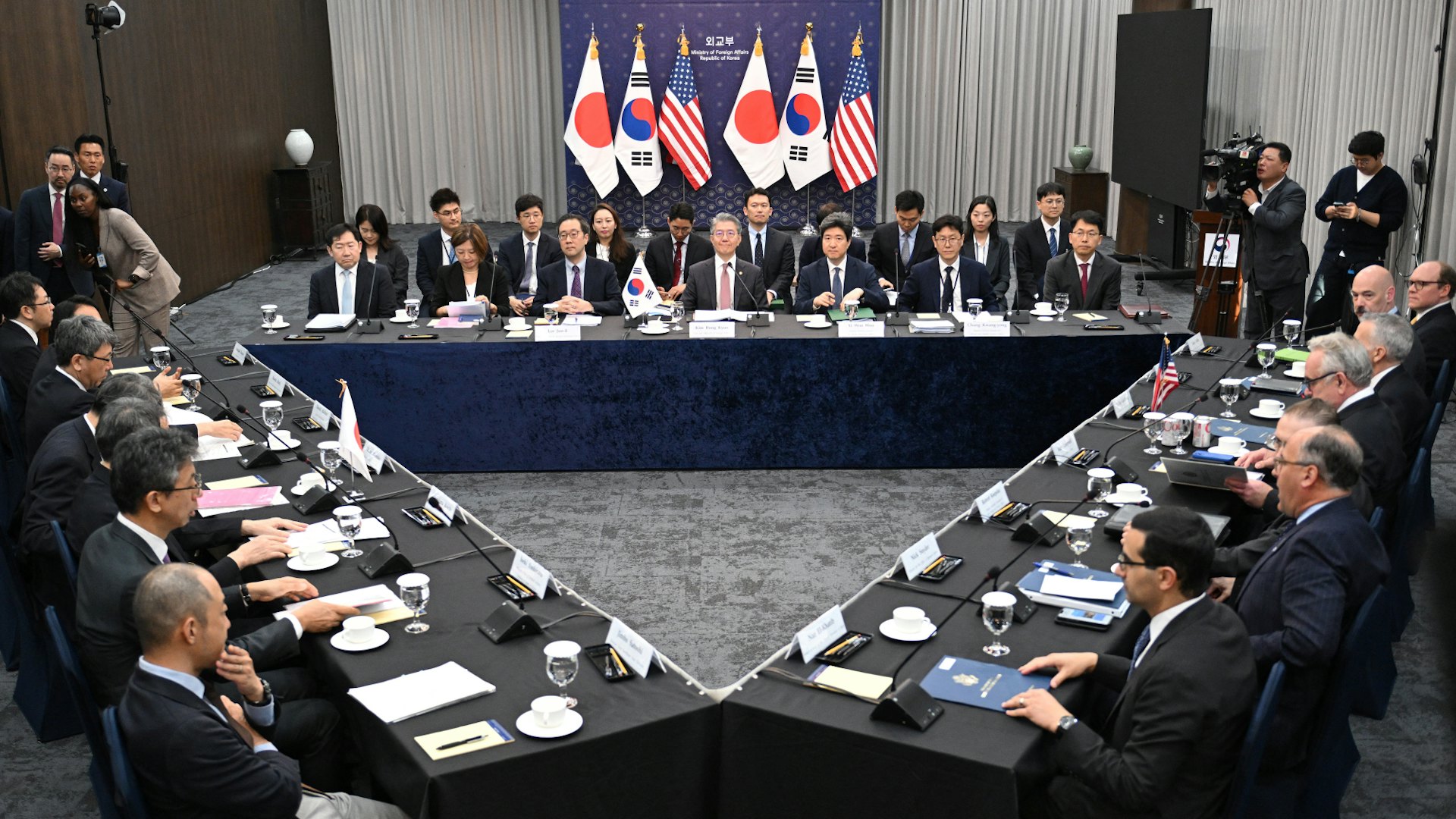 2024年10月16日,韓國外交部第一次官金烘均、美國務院副國務卿坎貝爾(Kurt Campbell)和日本外務省次官岡野正敬在首爾舉行協商會議。(Reuters)