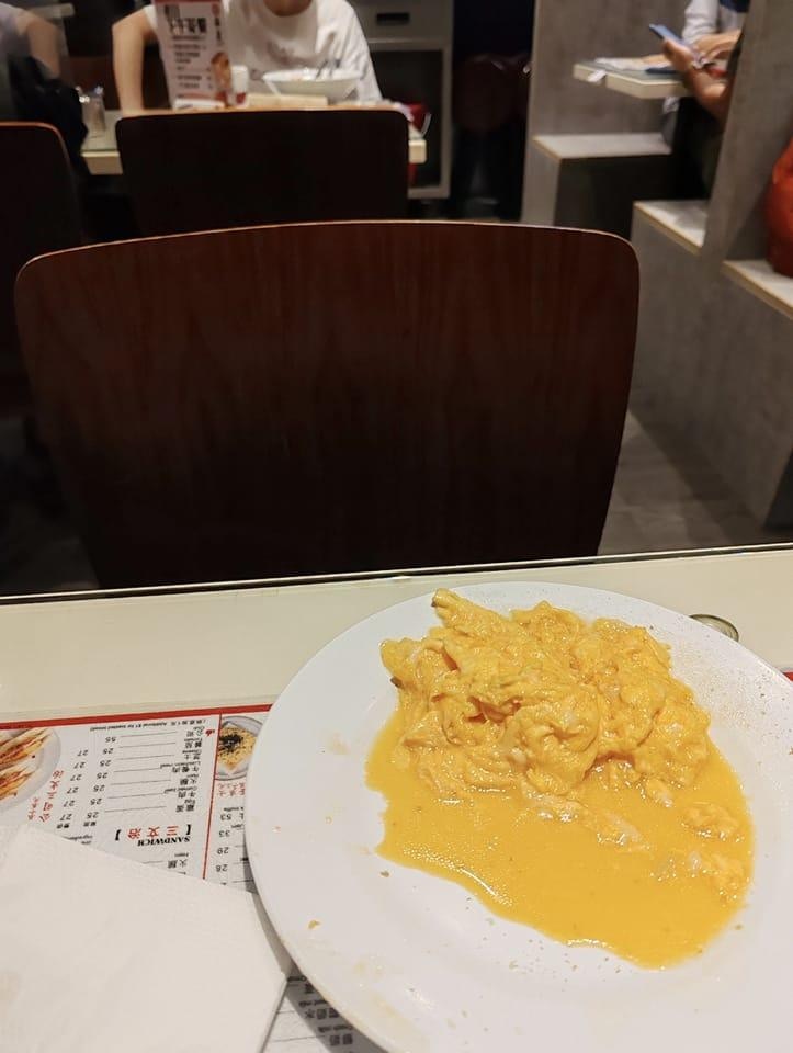 有食客光顧冰室叫炒蛋，碟上卻出現貌似水般流動的蛋液，不滿下公審斥「唔掂」。（facebook「香港茶餐廳及美食關注組」圖片）