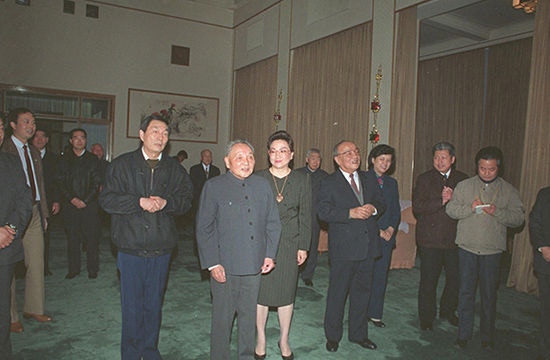 1991年2月14日，鄧小平和前國家主席楊尚昆(右二)向上海黨、政、軍負責人祝賀新年，上海市委書記、市長朱鎔基陪同。（環球人物）