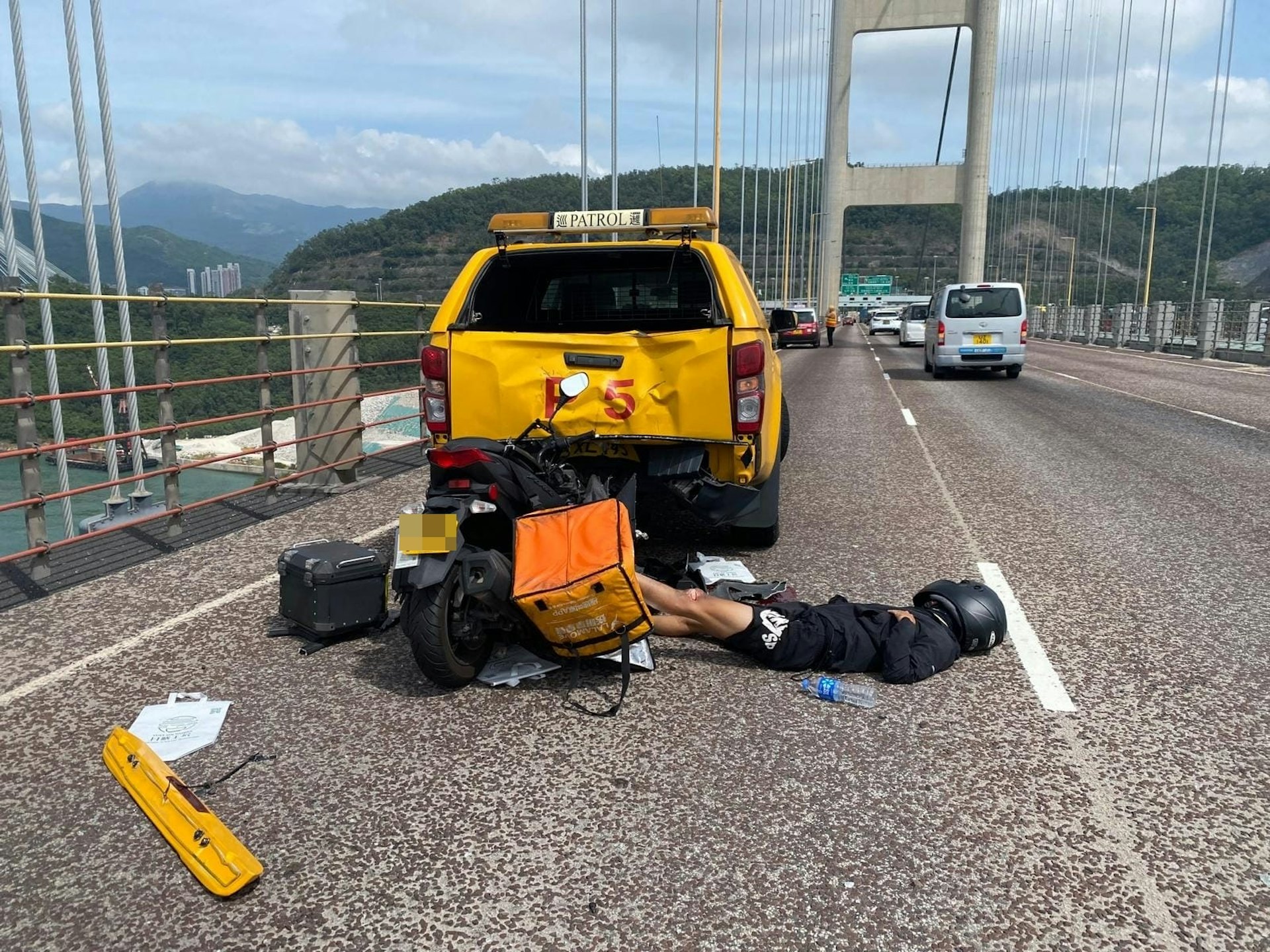 涉事電單車直撞工程車車尾,22歲司機頭部重創倒地,。(馬路的事討論區圖片)