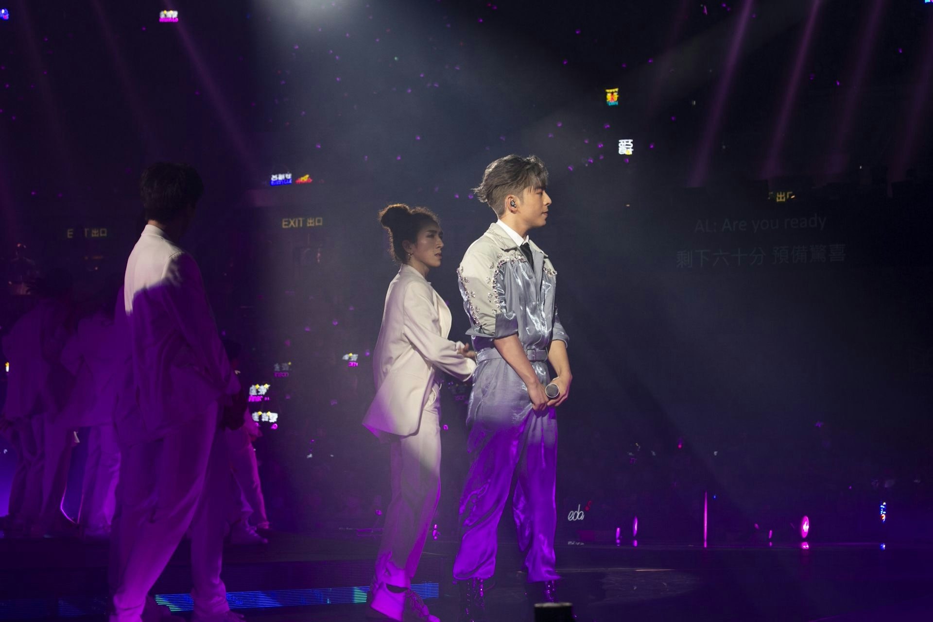 原告李啟言(右二)在Mirror演唱會表演時遇上意外。(資料圖片)