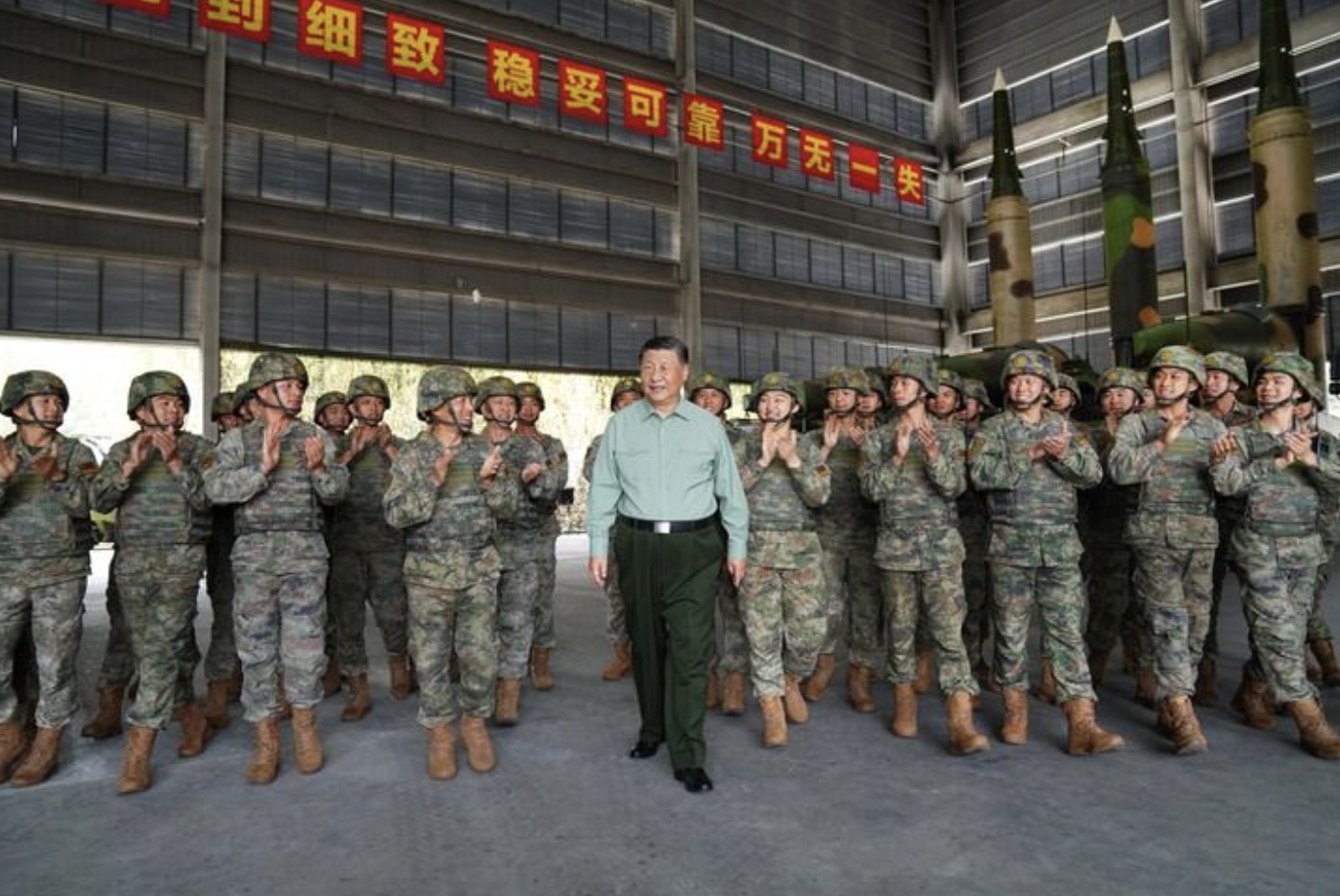 10月17日，中共中央總書記、國家主席、中央軍委主席習近平到火箭軍某旅視察。這是習近平在察看裝備操作訓練情況時，同官兵親切交談。（新華社）