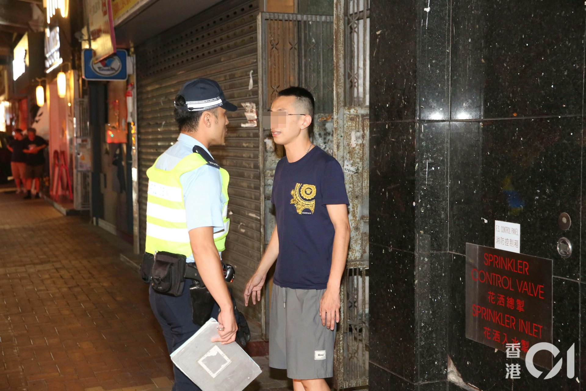 警員搜完身後,大聲要求司機出示「車牌、身份證呀」,司機反要求對方冷靜,警員聞言表示「冷靜?你同我講4個字?」,相信意指司機曾用4字粗口。(李家傑攝) 警員搜完身後,大聲要求司機出示「車牌、身份證呀」,司機反要求對方冷靜,警員聞言表示「冷靜?你同我講4個字?」,相信意指司機曾用4字粗口。(李家傑攝)