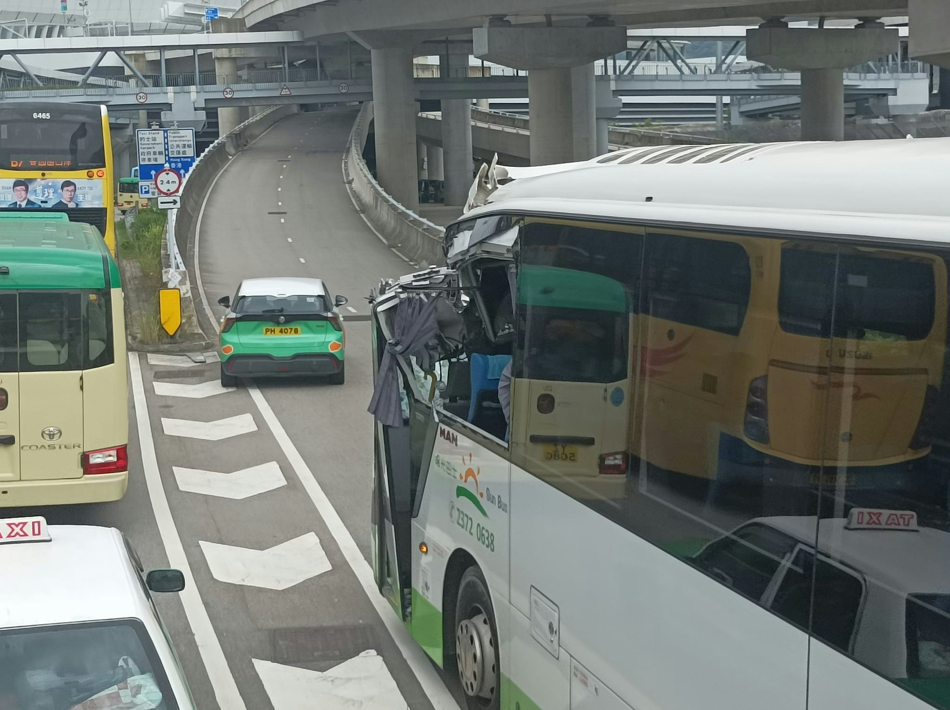 旅遊巴因車身過高,車頭直撼行人天橋。(是日快快-巴士即日相 / 張頌暉圖片) 旅遊巴因車身過高,車頭直撼行人天橋。(是日快快-巴士即日相 / 張頌暉圖片)