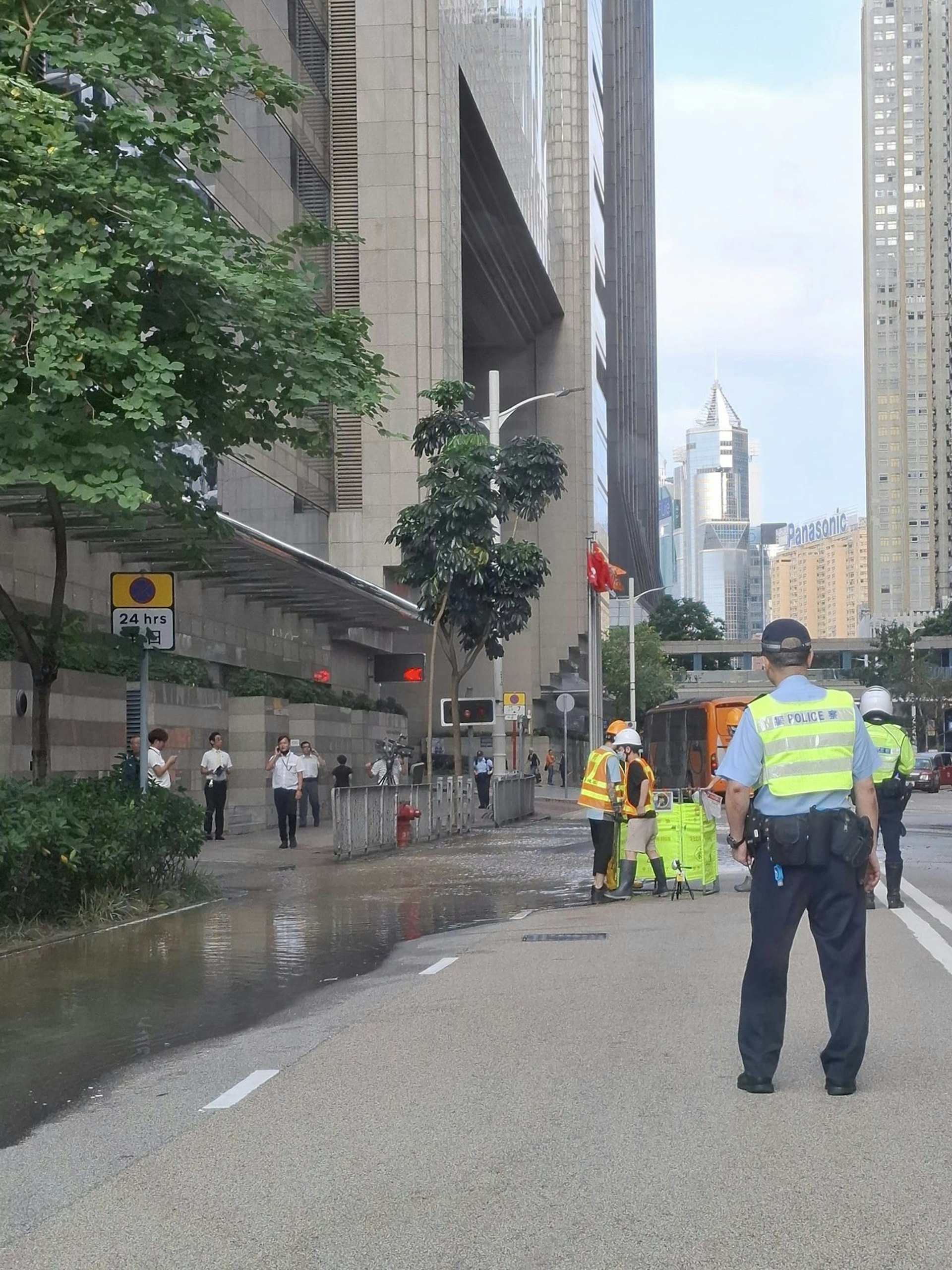 香港會議展覽中心對出港灣道爆水管,交通受阻。(司機資料分享 Facebook/Oo Viv) 香港會議展覽中心對出港灣道爆水管,交通受阻。(司機資料分享 Facebook/Oo Viv)