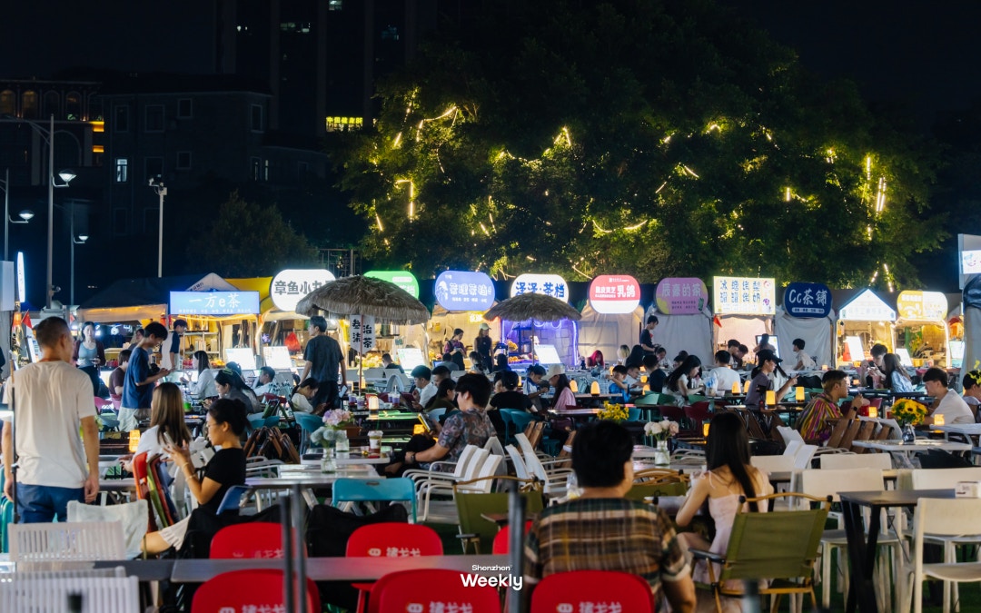新橋夜市在清平古墟的旁邊，是燒烤與茶飲的主場，同時搭配一些地方小吃，而且座位很多，對應的攤位都有編號，直接點餐送到桌就行。（ShenzhenWeekly提供）