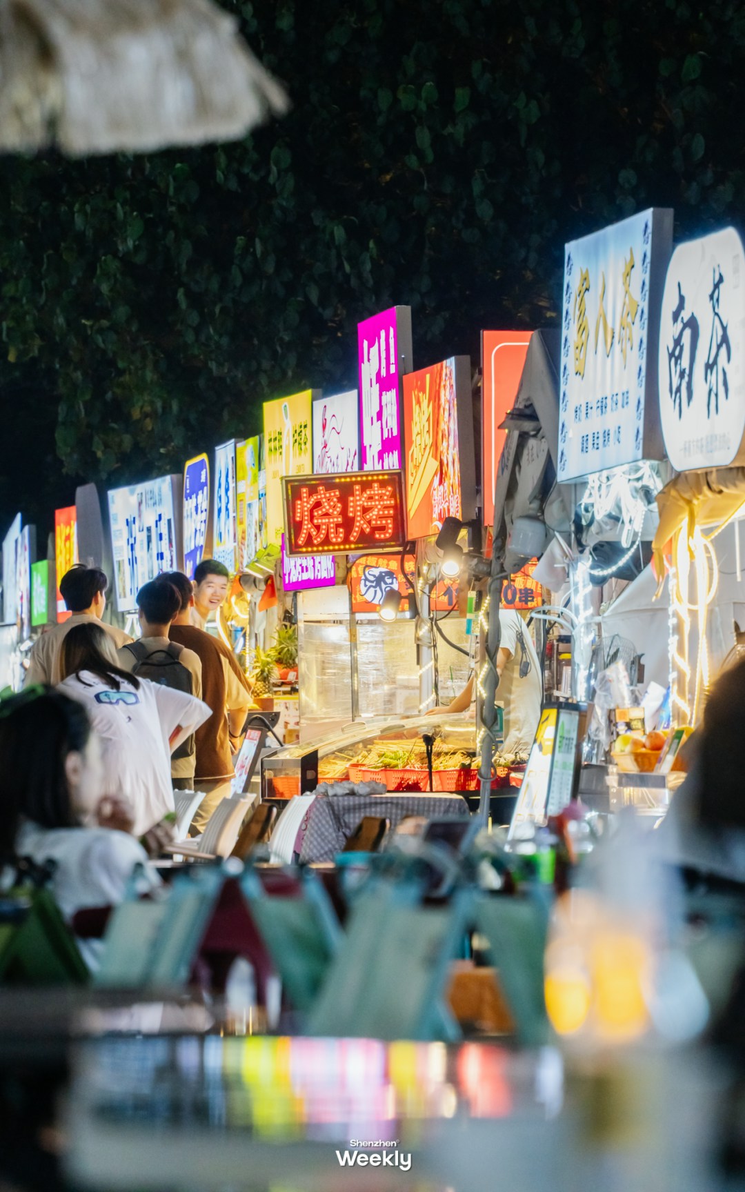 新橋夜市在清平古墟的旁邊，是燒烤與茶飲的主場，同時搭配一些地方小吃，而且座位很多，對應的攤位都有編號，直接點餐送到桌就行。（ShenzhenWeekly提供）