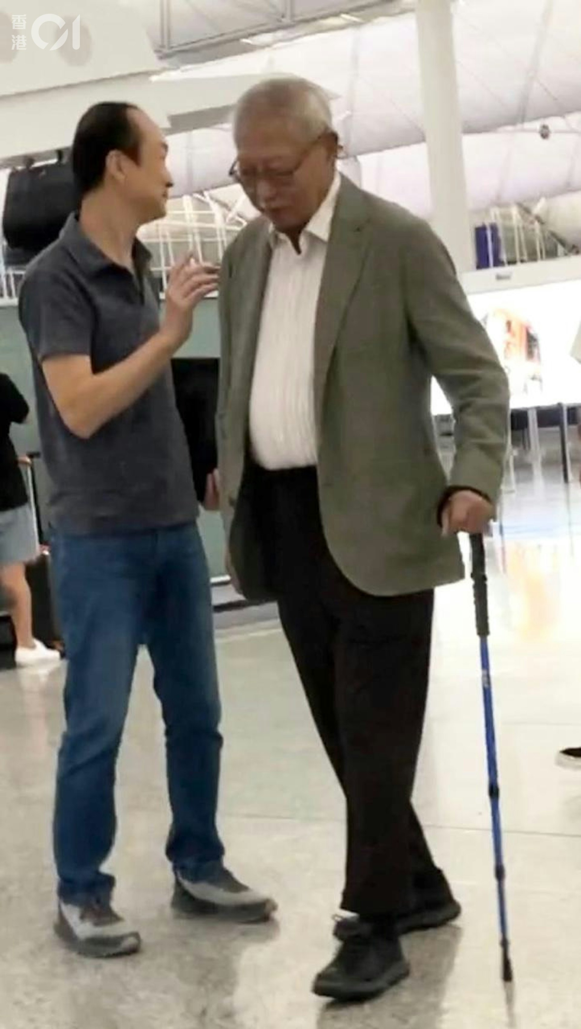 2023年8月底,記者曾在機場碰見孫明揚,當時79歲的他雖然持行山杖輔助行路,但步速並不慢。(潘耀昇攝) 2023年8月底,記者曾在機場碰見孫明揚,當時79歲的他雖然持行山杖輔助行路,但步速並不慢。(潘耀昇攝)