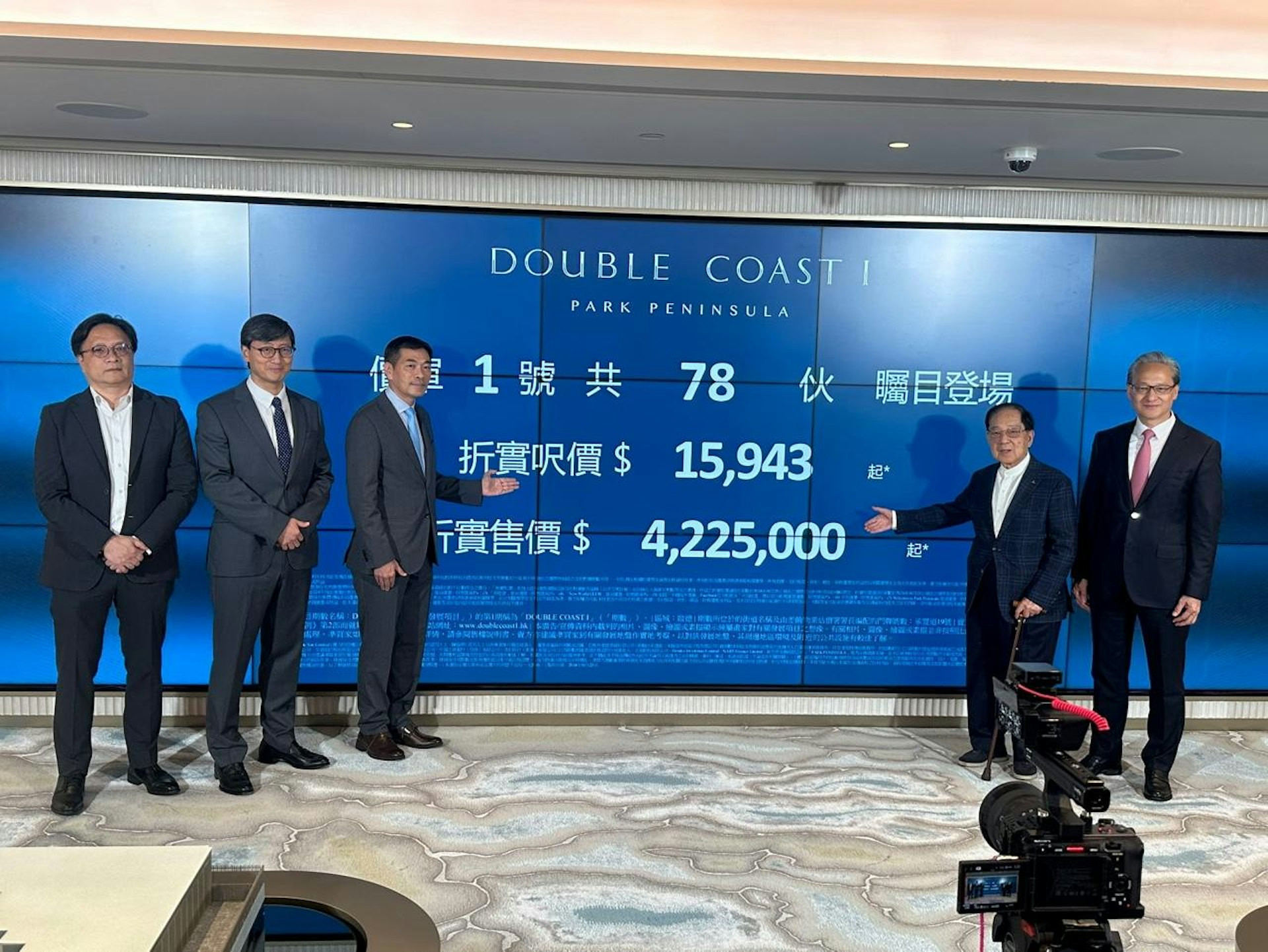 左起:新世界黃浩賢、 恒地韓家輝、會德豐黃光耀、會德豐梁志堅、中國海外游偉光 左起:新世界黃浩賢、 恒地韓家輝、會德豐黃光耀、會德豐梁志堅、中國海外游偉光
