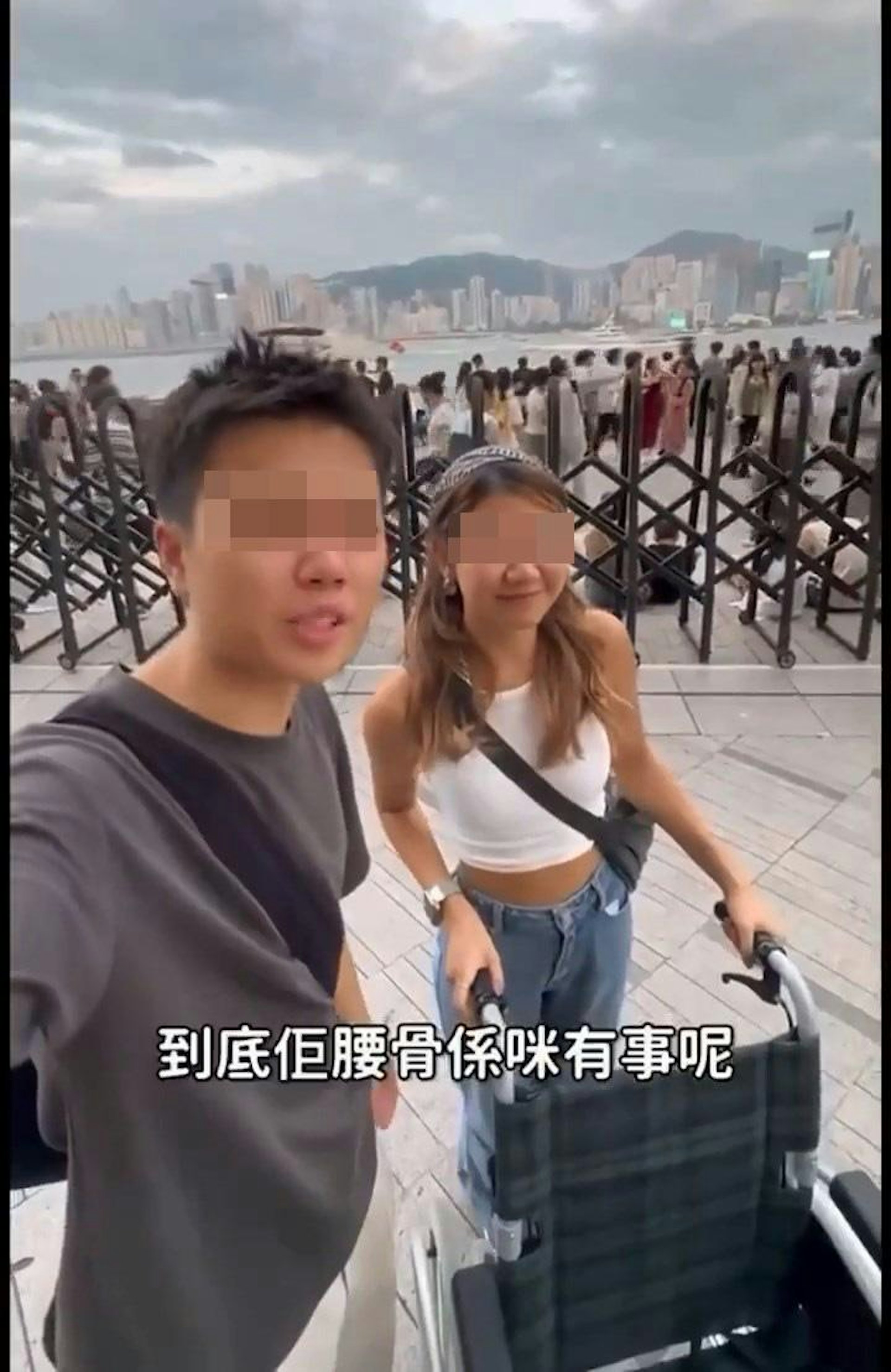 近日有2名香港網紅針對遊客「踎地」問題拍攝影片,推着輪椅「關心」多名「踎地」內地旅客,影片掀起兩地網民罵戰。(影片截圖) 近日有2名香港網紅針對遊客「踎地」問題拍攝影片,推着輪椅「關心」多名「踎地」內地旅客,影片掀起兩地網民罵戰。(影片截圖)