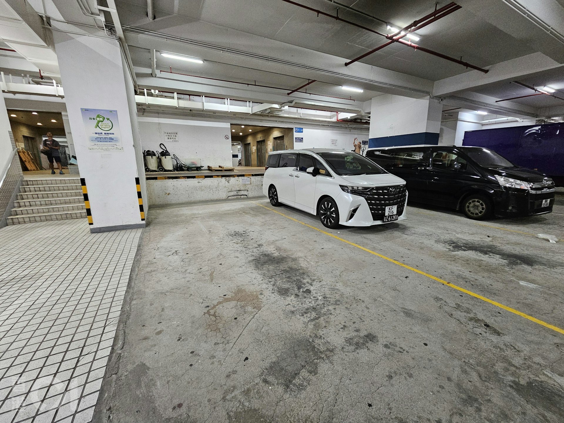 現場為鴻圖道1號停車場,4名事主於上址搬運一批手機時,突遭7名持刀及鐵錘匪徒劫去5200部、總值2500萬的手機。(梁偉權攝) 現場為鴻圖道1號停車場,4名事主於上址搬運一批手機時,突遭7名持刀及鐵錘匪徒劫去5200部、總值2500萬的手機。(梁偉權攝)