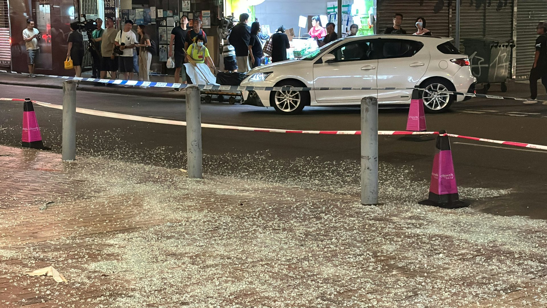 有碎片濺到楊屋道行車線。(林振華攝) 有碎片濺到楊屋道行車線。(林振華攝)