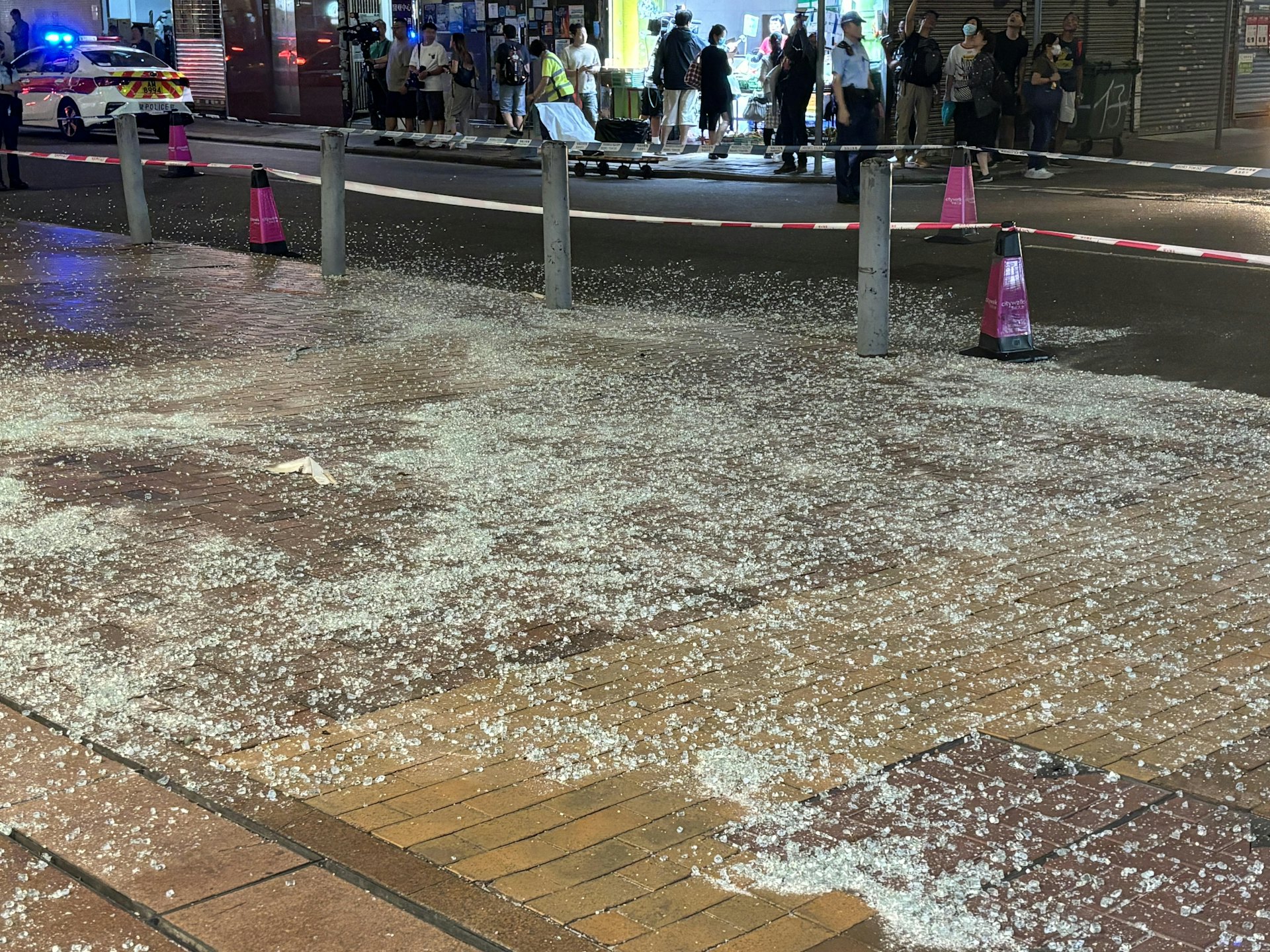 玻璃碎片擊落時,途人聞聲「嗱嗱聲」離開。(林振華攝) 玻璃碎片擊落時,途人聞聲「嗱嗱聲」離開。(林振華攝)