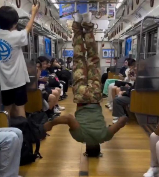 有外國人在日本列車車廂內突然大展舞技，片段流傳後惹網民批評（影片截圖）