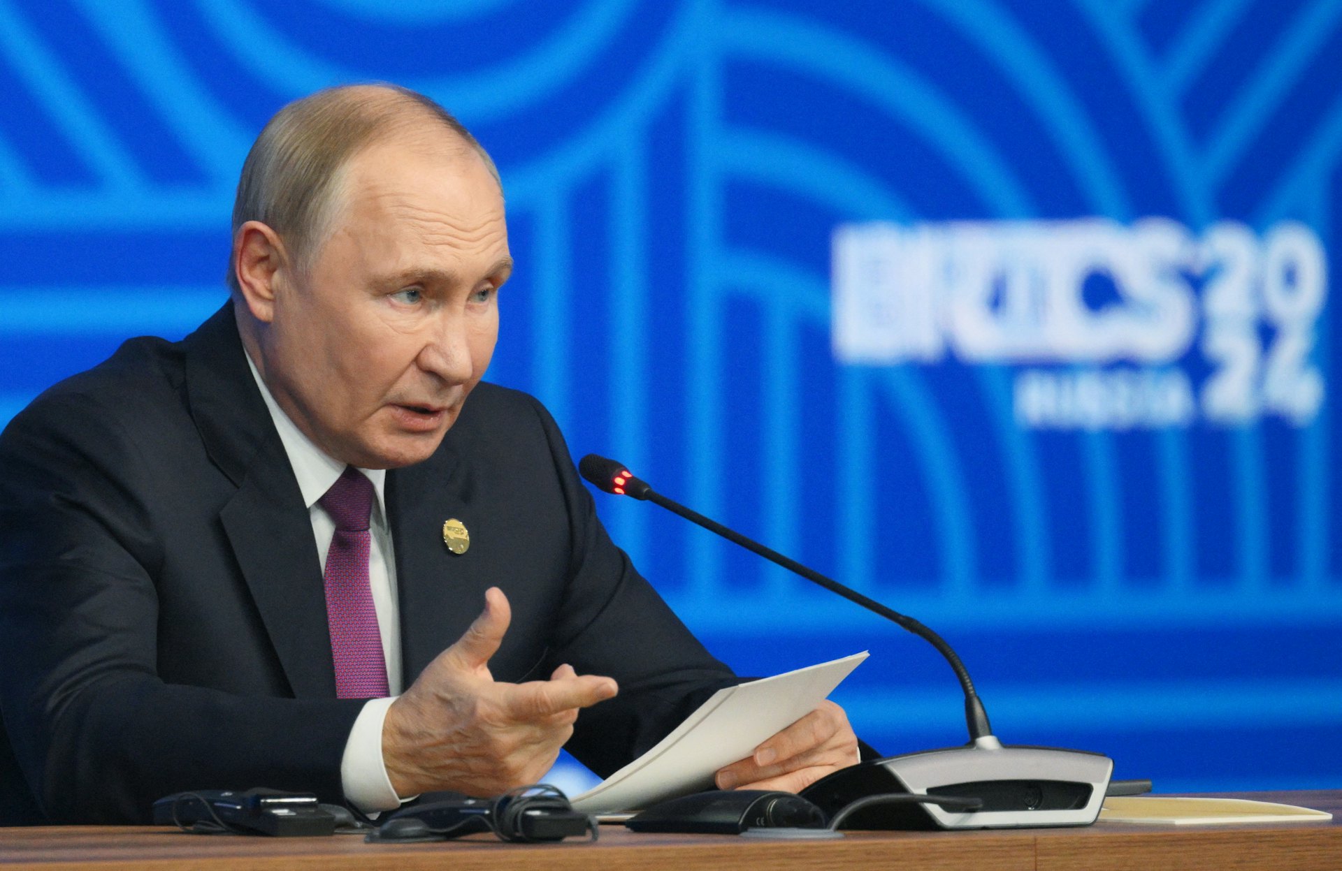圖為2024年10月24日,俄羅斯總統普京(Vladimir Putin)在喀山舉行的金磚國家(BRICS)峰會與記者會面。(RU Host Photo Agency via REUTERS) 圖為2024年10月24日,俄羅斯總統普京(Vladimir Putin)在喀山舉行的金磚國家(BRICS)峰會與記者會面。(RU Host Photo Agency via REUTERS)