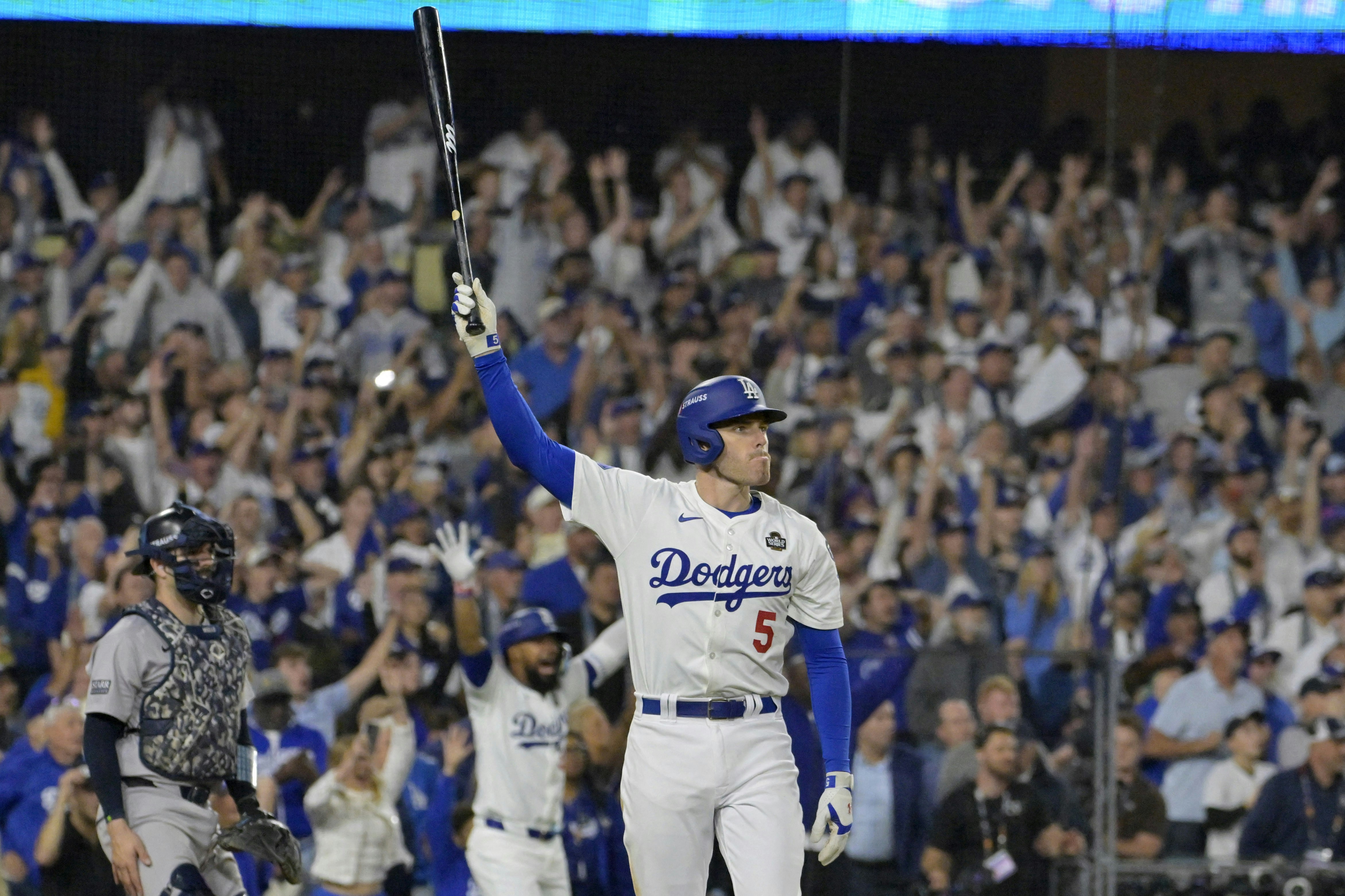 Freddie Freeman瀟灑揮棒，轟出有史以來第一支MLB世界大賽再見滿壘彈。（路透社）