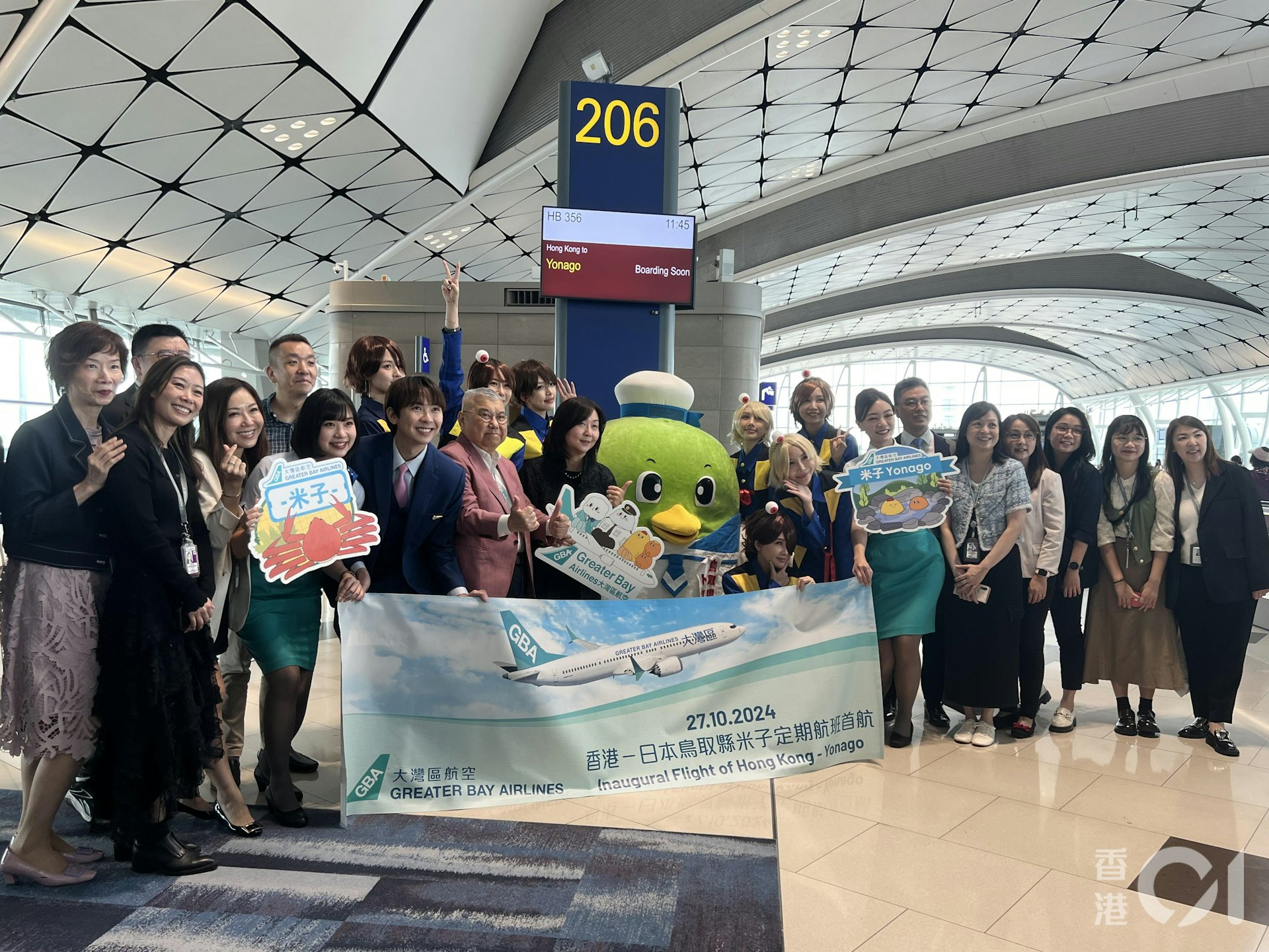 大灣區航空去年10月開辦鳥取縣米子市定期航班服務,成為繼東京及大阪之後第三個日本定期航點,首航當天安排鳥取縣吉祥物「Toripy」及多名「鬼太郎」與乘客合照。(資料相片/何瑞芬攝) 大灣區航空去年10月開辦鳥取縣米子市定期航班服務,成為繼東京及大阪之後第三個日本定期航點,首航當天安排鳥取縣吉祥物「Toripy」及多名「鬼太郎」與乘客合照。(資料相片/何瑞芬攝)