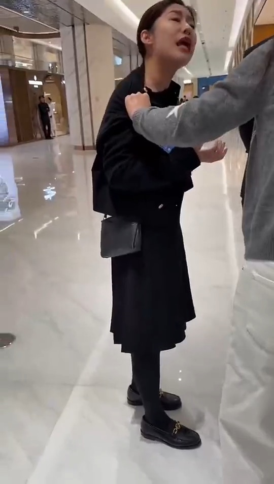 正宮發現後氣炸衝到百貨公司找小三對質（微博＠歷史這些事啊）