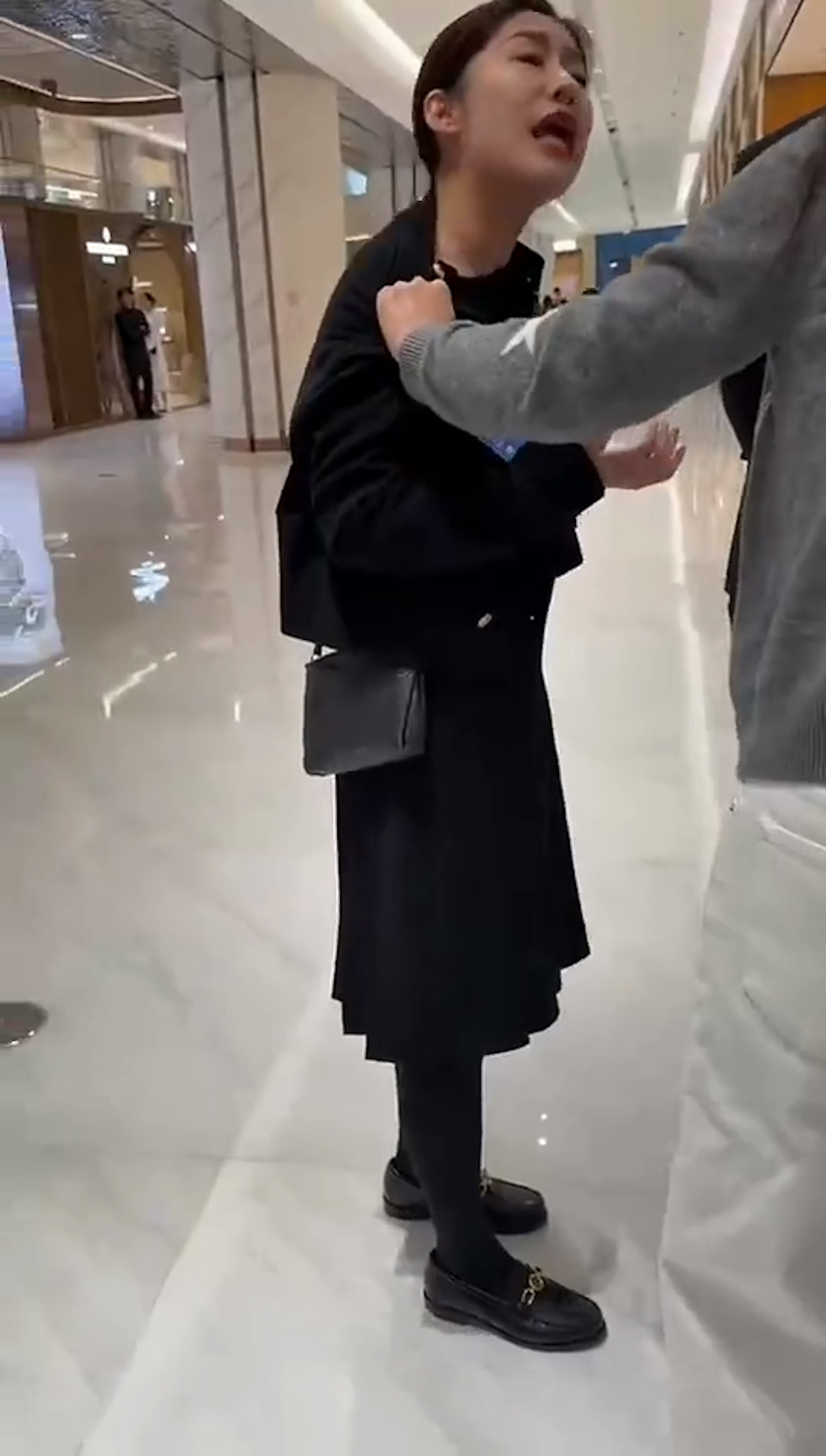 正宮發現後氣炸衝到百貨公司找小三對質(微博@歷史這些事啊)