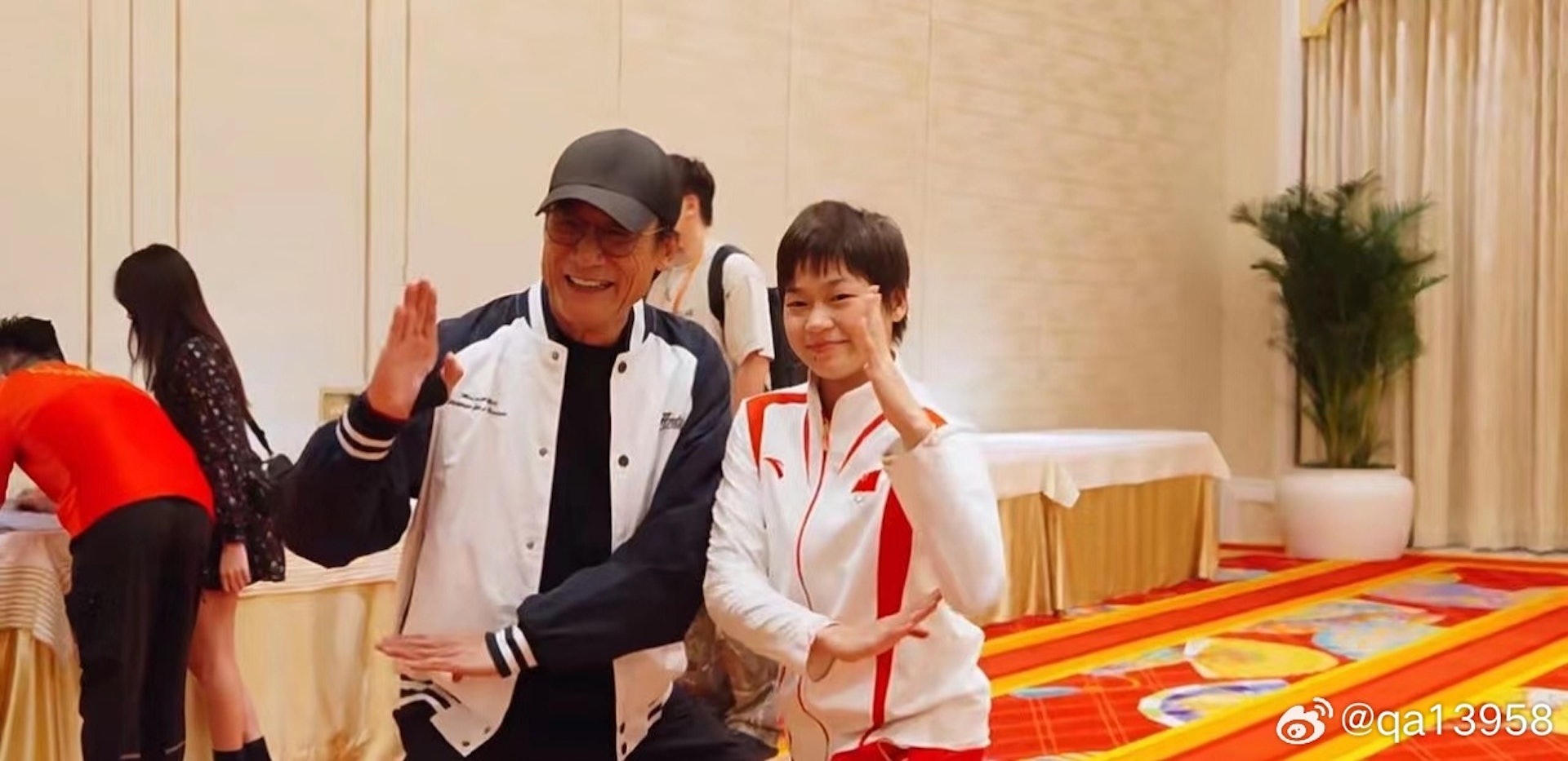 全紅嬋在澳門再次成為眾人「集郵」對象,今次輪到影帝梁家輝「集郵成功」,雙雙擺出超人甫士合照。(微博)