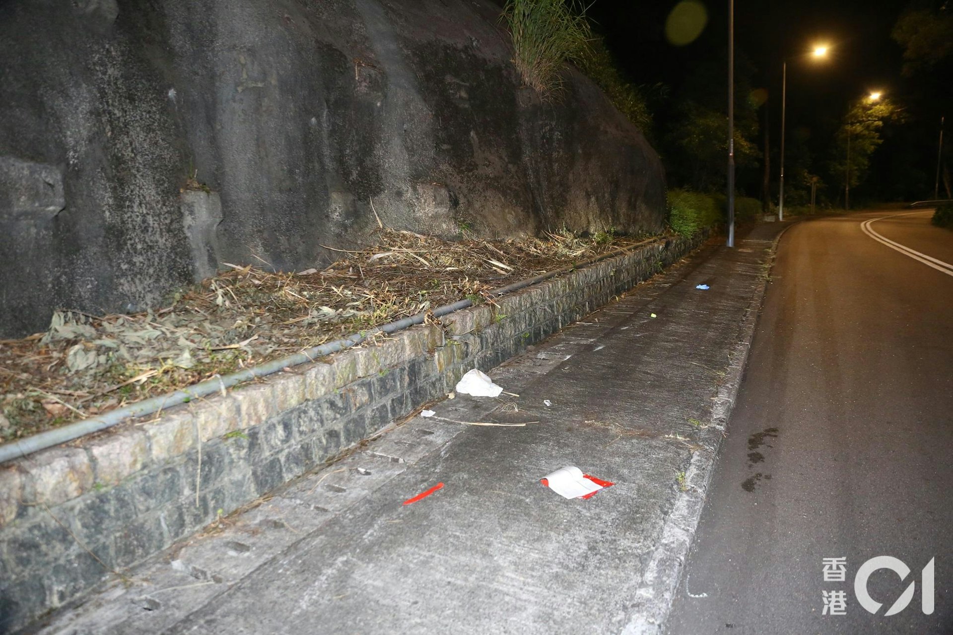 行人路遺下碟鎖和急救包。(陳永武攝) 行人路遺下碟鎖和急救包。(陳永武攝)