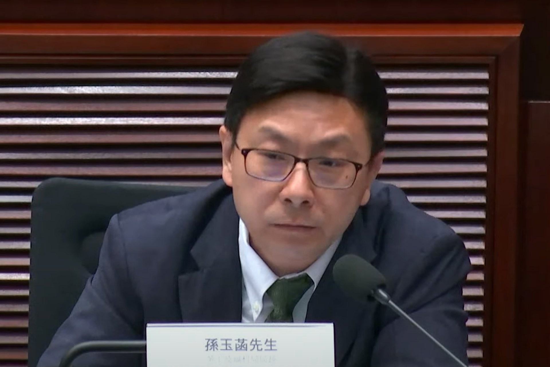 勞工及福利局局長孫玉菡歡迎社諮會新委員。(立法會直播截圖) 勞工及福利局局長孫玉菡歡迎社諮會新委員。(立法會直播截圖)