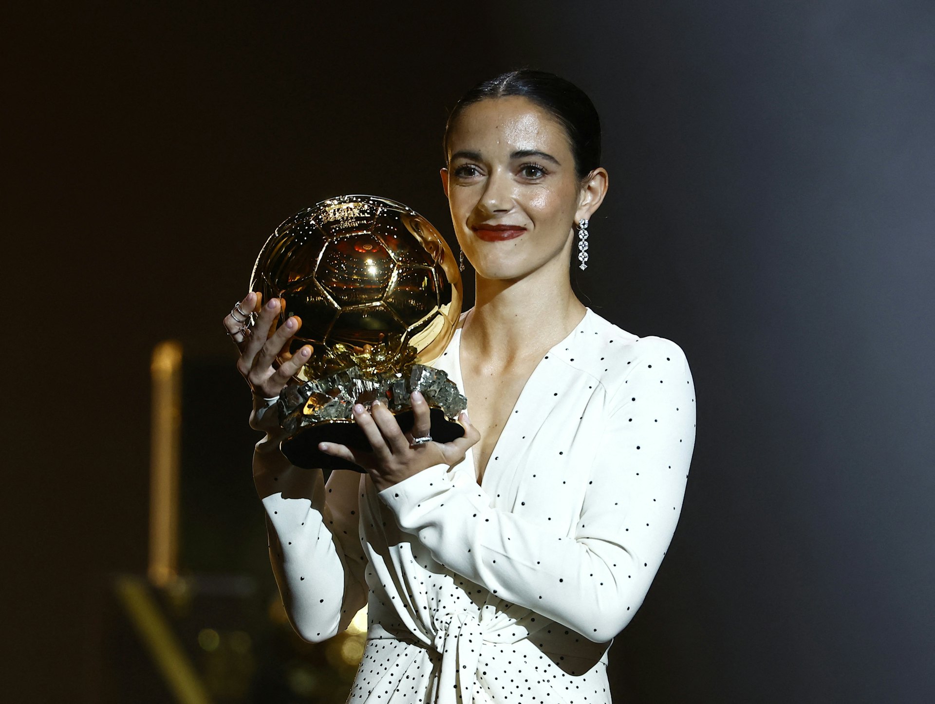 圖為2024年10月28日,第68 屆足球金球獎(Ballon d'Or)頒獎禮,艾坦娜邦瑪迪(Aitana Bonmati)蟬聯女足金球獎。(Reuters) 圖為2024年10月28日,第68 屆足球金球獎(Ballon d'Or)頒獎禮,艾坦娜邦瑪迪(Aitana Bonmati)蟬聯女足金球獎。(Reuters)