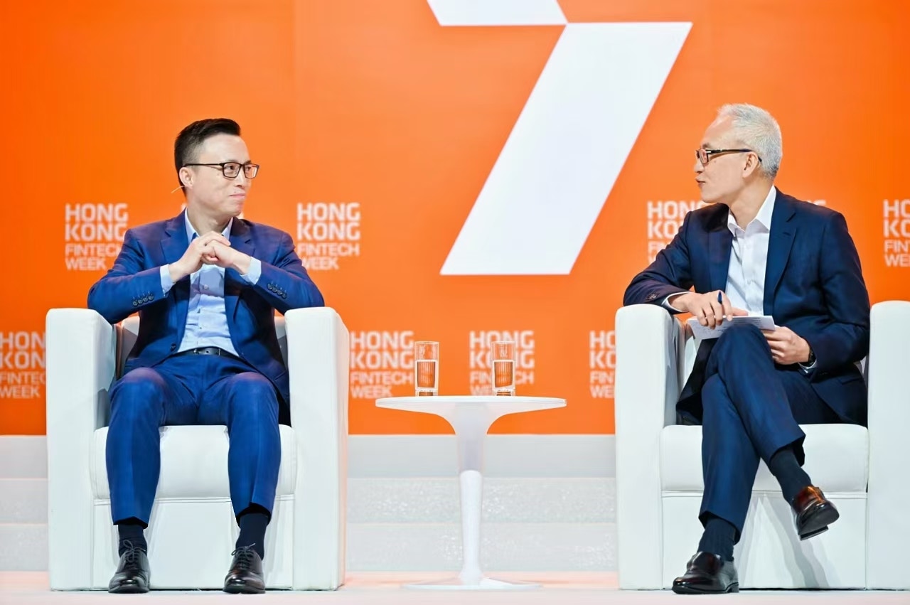 螞蟻集團董事長兼CEO井賢棟（左）與金管局副總裁李達志（右）談及數字經濟。