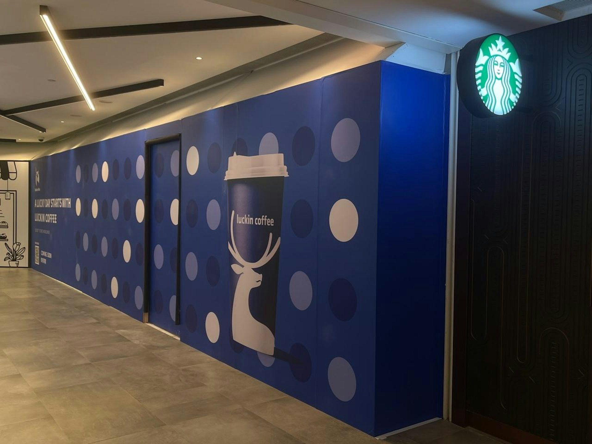 內地瑞幸咖啡(luckin coffee)進軍香港。10月29日尖沙咀美麗華廣場Mira Place一樓星巴克鄰舖,已圍起寫有「luckin coffee」圍板進行裝修,註明「即將開業」。(洪戩昊攝) 內地瑞幸咖啡(luckin coffee)進軍香港。10月29日尖沙咀美麗華廣場Mira Place一樓星巴克鄰舖,已圍起寫有「luckin coffee」圍板進行裝修,註明「即將開業」。(洪戩昊攝)