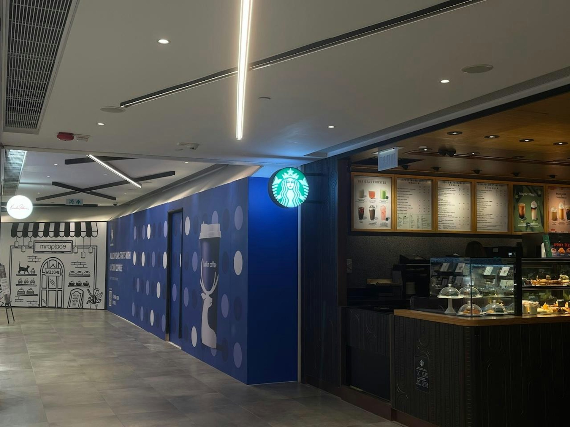 內地瑞幸咖啡(luckin coffee)進軍香港。10月29日尖沙咀美麗華廣場Mira Place一樓星巴克鄰舖,已圍起寫有「luckin coffee」圍板進行裝修,註明「即將開業」。(洪戩昊攝) 內地瑞幸咖啡(luckin coffee)進軍香港。10月29日尖沙咀美麗華廣場Mira Place一樓星巴克鄰舖,已圍起寫有「luckin coffee」圍板進行裝修,註明「即將開業」。(洪戩昊攝)