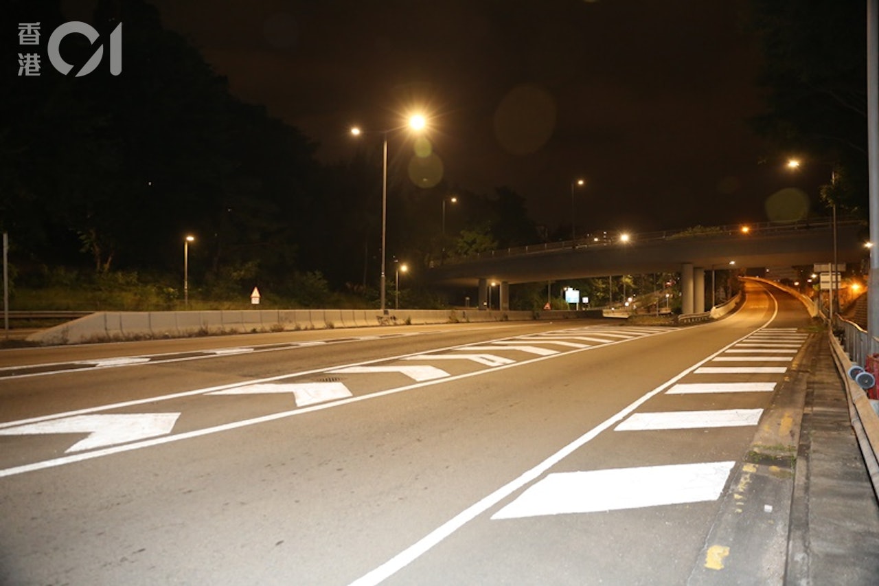 車禍現場為葵涌道新界方向近葵芳閣,並無設立行人過路設施。(陳永武攝) 車禍現場為葵涌道新界方向近葵芳閣,並無設立行人過路設施。(陳永武攝)