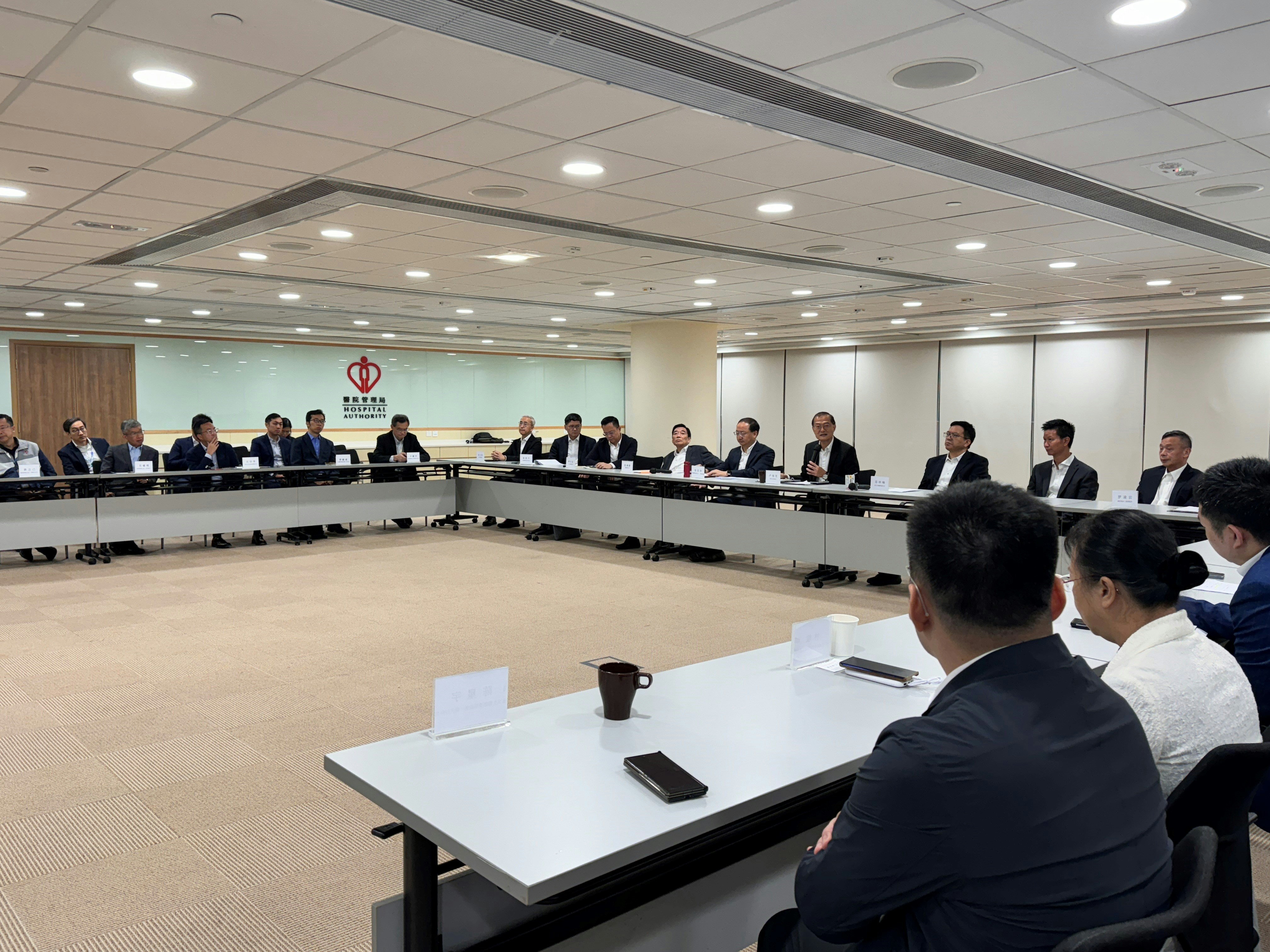 2024年10月31日，港府聯同廣東省和深圳市政府進行第二次「大灣區跨境直通救護車試行計劃」演練。圖為醫務衞生局局長盧寵茂等官員，聽取相關部門代表就是次演練的流程匯報。（政府新聞處圖片）