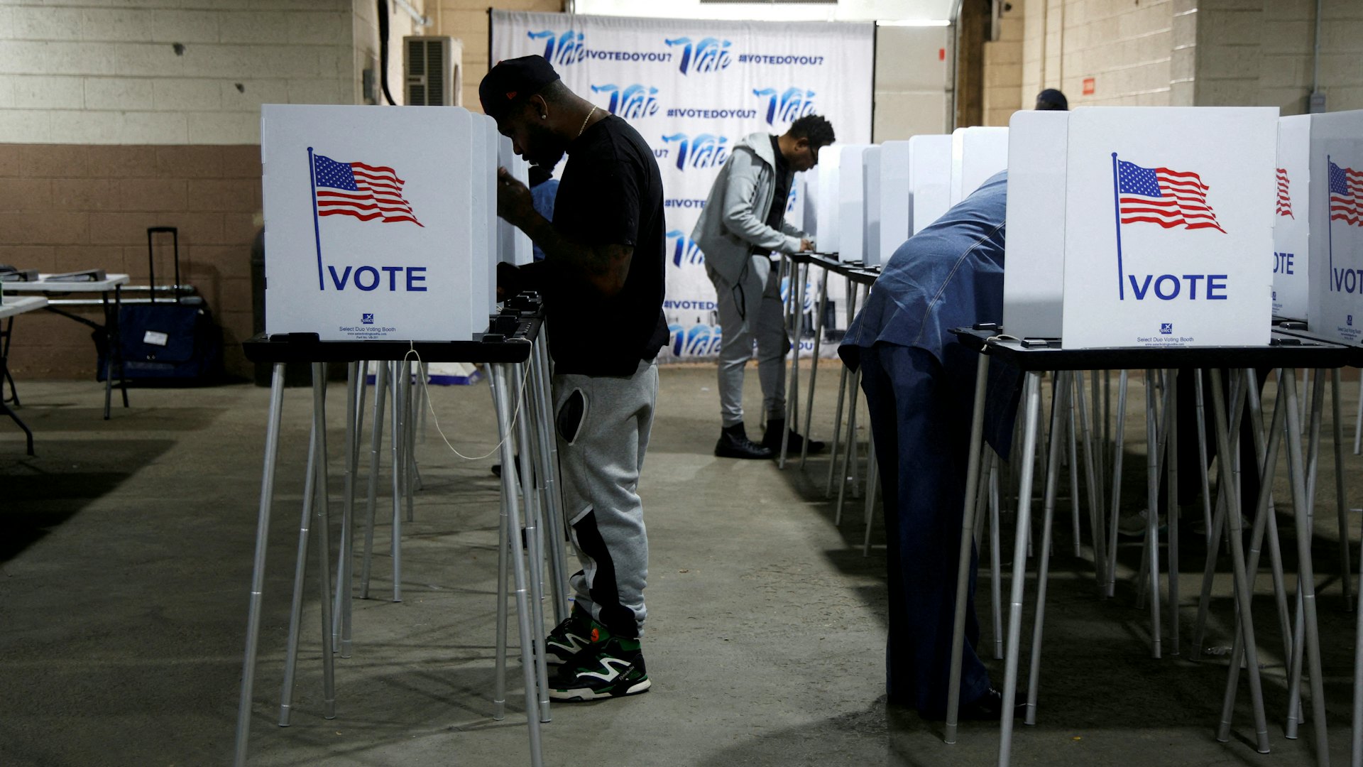 美國大選|特朗普指賓州出現舞弊 搖擺州對假消息和暴力嚴陣以待 美國大選|特朗普指賓州出現舞弊 搖擺州對假消息和暴力嚴陣以待