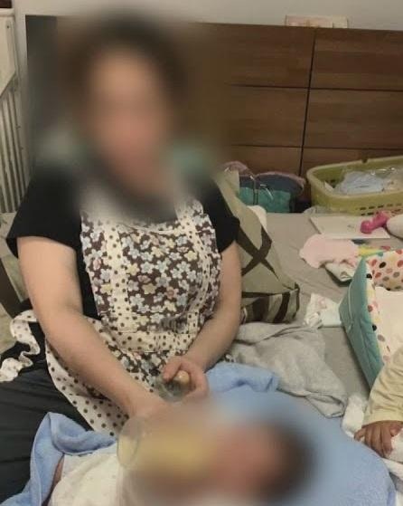 身為陪月員的被告被發現在男嬰旁邊吸毒，她聲稱「自己也是被害」，否認犯案。（網上影片截圖）