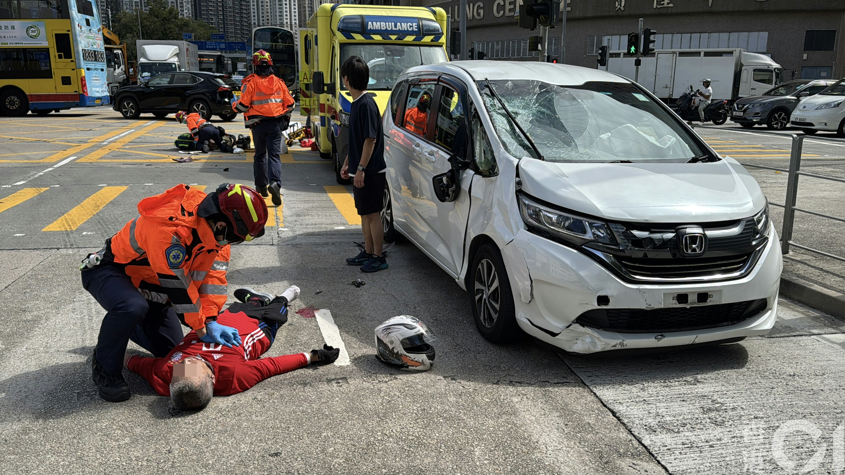 私家車與電單車相撞，電單車上一男一女受傷倒地。