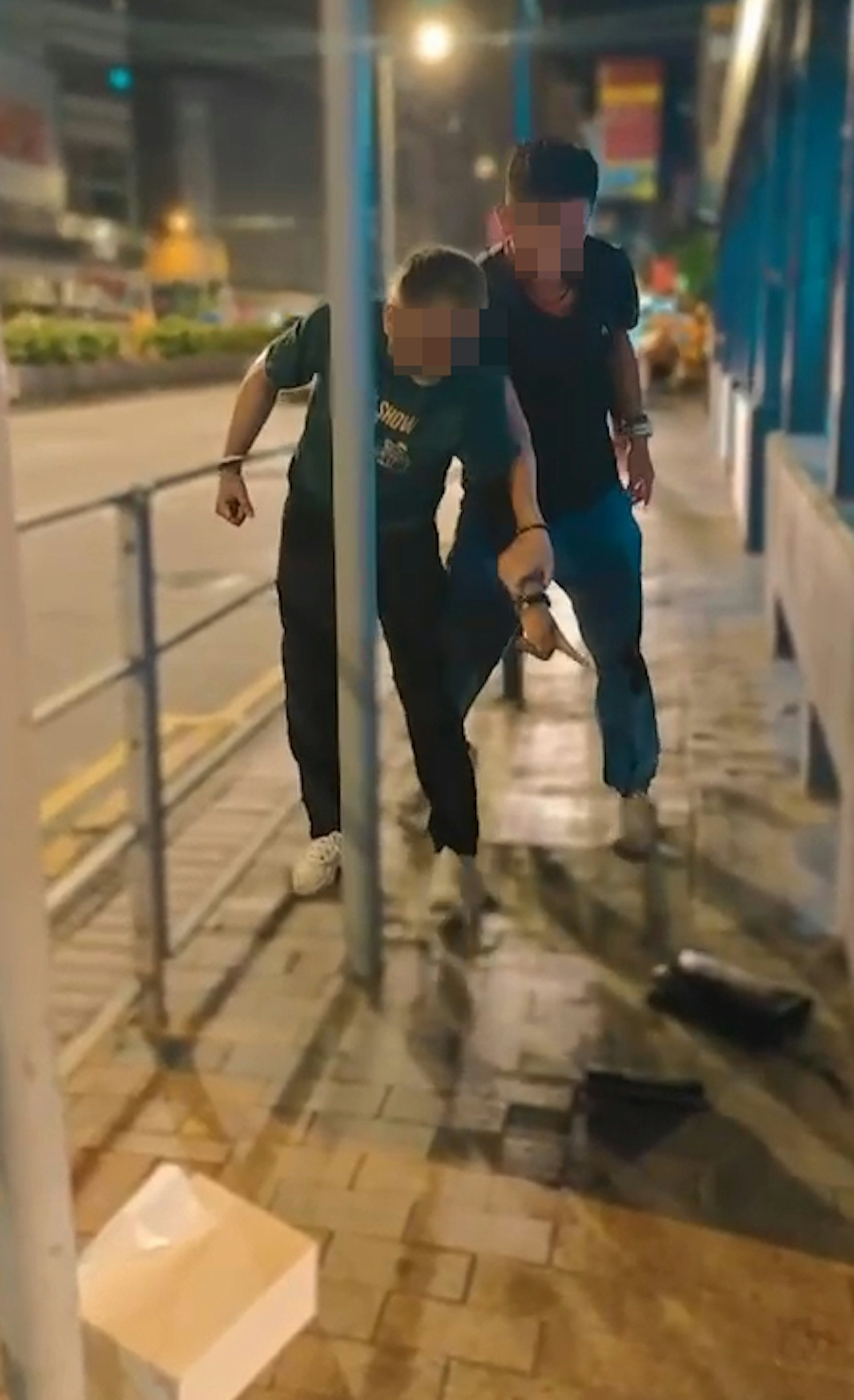 一名身穿綠衫的非華裔男子與一名身黑衫牛仔褲的本地男子在油麻地永安中心對開行人路互相拉扯。 一名身穿綠衫的非華裔男子與一名身黑衫牛仔褲的本地男子在油麻地永安中心對開行人路互相拉扯。