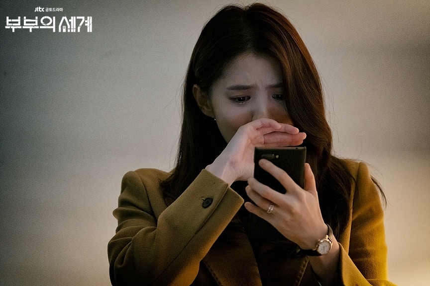 樓主透露揭發男友出軌的經過，表示早前忽然看到男友獨自對着鏡自拍而開始起疑心，其後她查看男方手機中一通訊軟件才揭發事件。（《夫妻的世界》劇照）