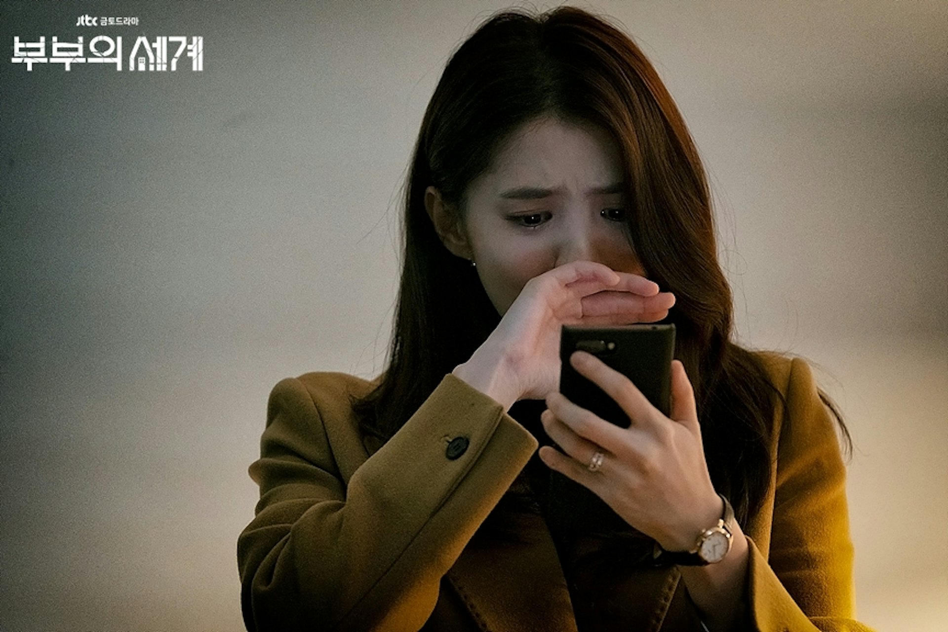 樓主透露揭發男友出軌的經過,表示早前忽然看到男友獨自對着鏡自拍而開始起疑心,其後她查看男方手機中一通訊軟件才揭發事件。(《夫妻的世界》劇照)