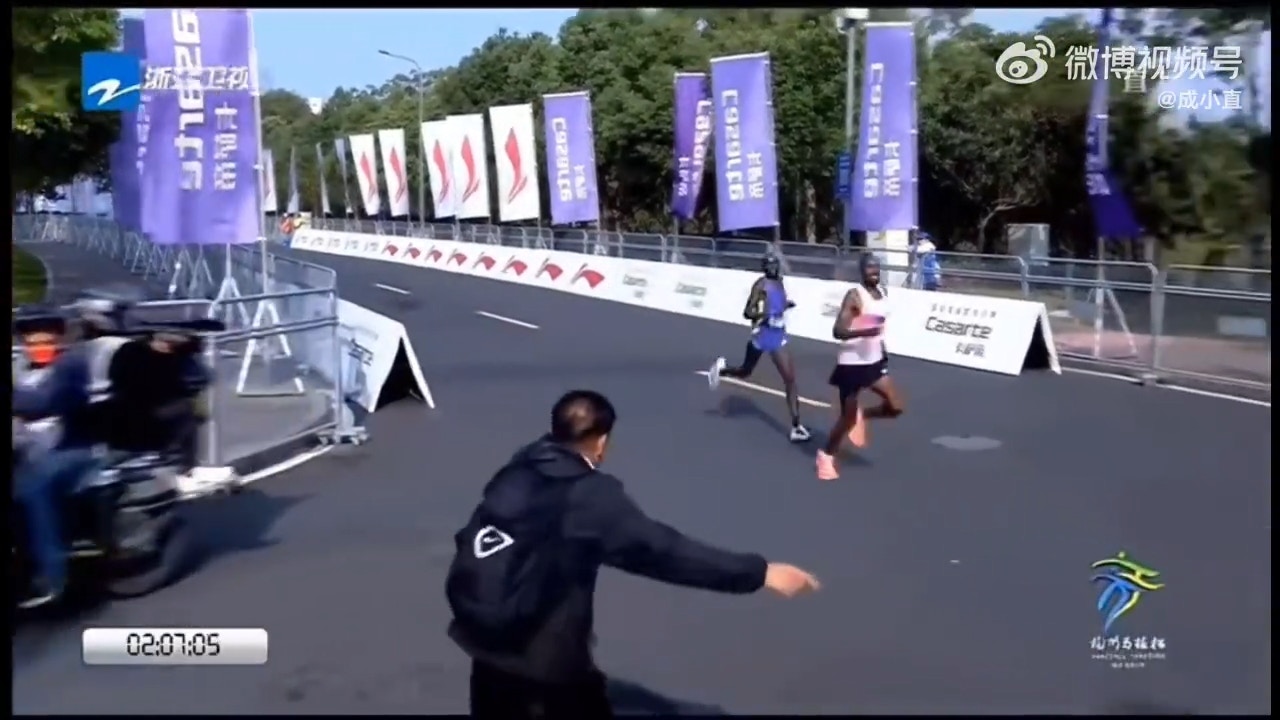 在衝刺階段，原本穿白衫的埃塞俄比亞選手排在第一位，穿藍衫的肯尼亞選手排第二位，但由於現場工作人員的引導失誤，導致兩人均跑錯路線，但肯尼亞選手及時折返變成領先。（影片截圖）