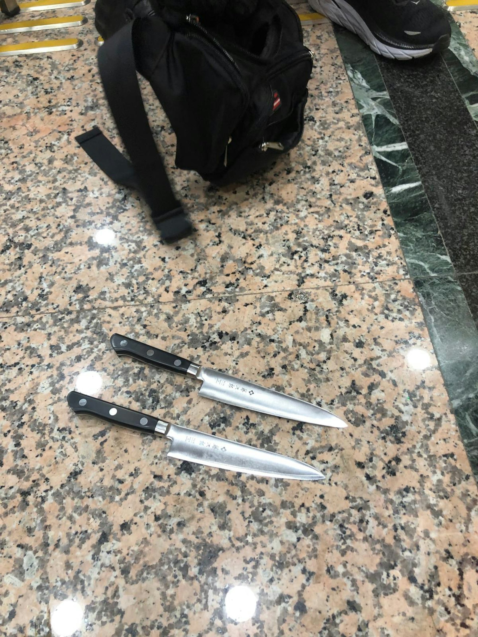 九龍城裁判法院發生企圖持刀襲擊法官事件,3名警員制服疑犯期間受傷需要送院。 九龍城裁判法院發生企圖持刀襲擊法官事件,3名警員制服疑犯期間受傷需要送院。