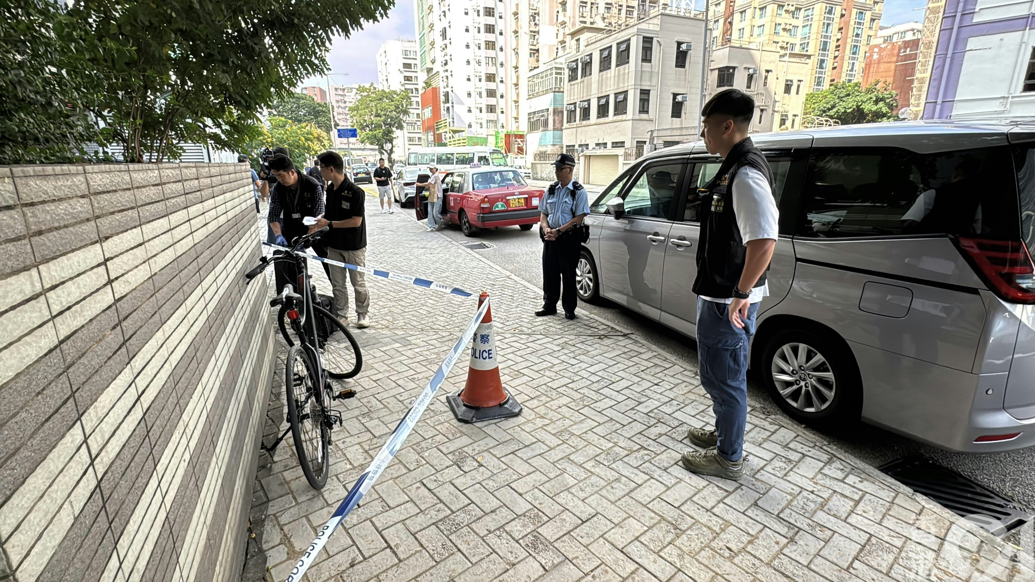 警員在法院出入口發現一部單車，懷疑屬於疑犯，正圍封調查。（翁鈺輝攝）