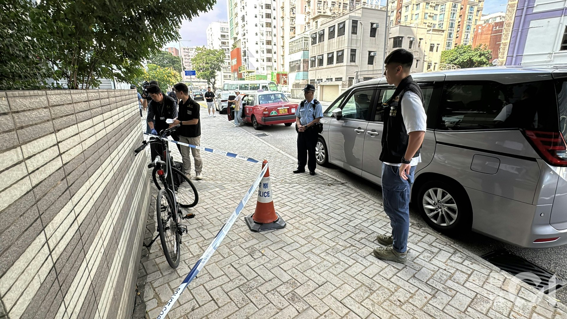 警員在法院出入口發現一部單車,懷疑屬於疑犯,正圍封調查。(翁鈺輝攝) 警員在法院出入口發現一部單車,懷疑屬於疑犯,正圍封調查。(翁鈺輝攝)