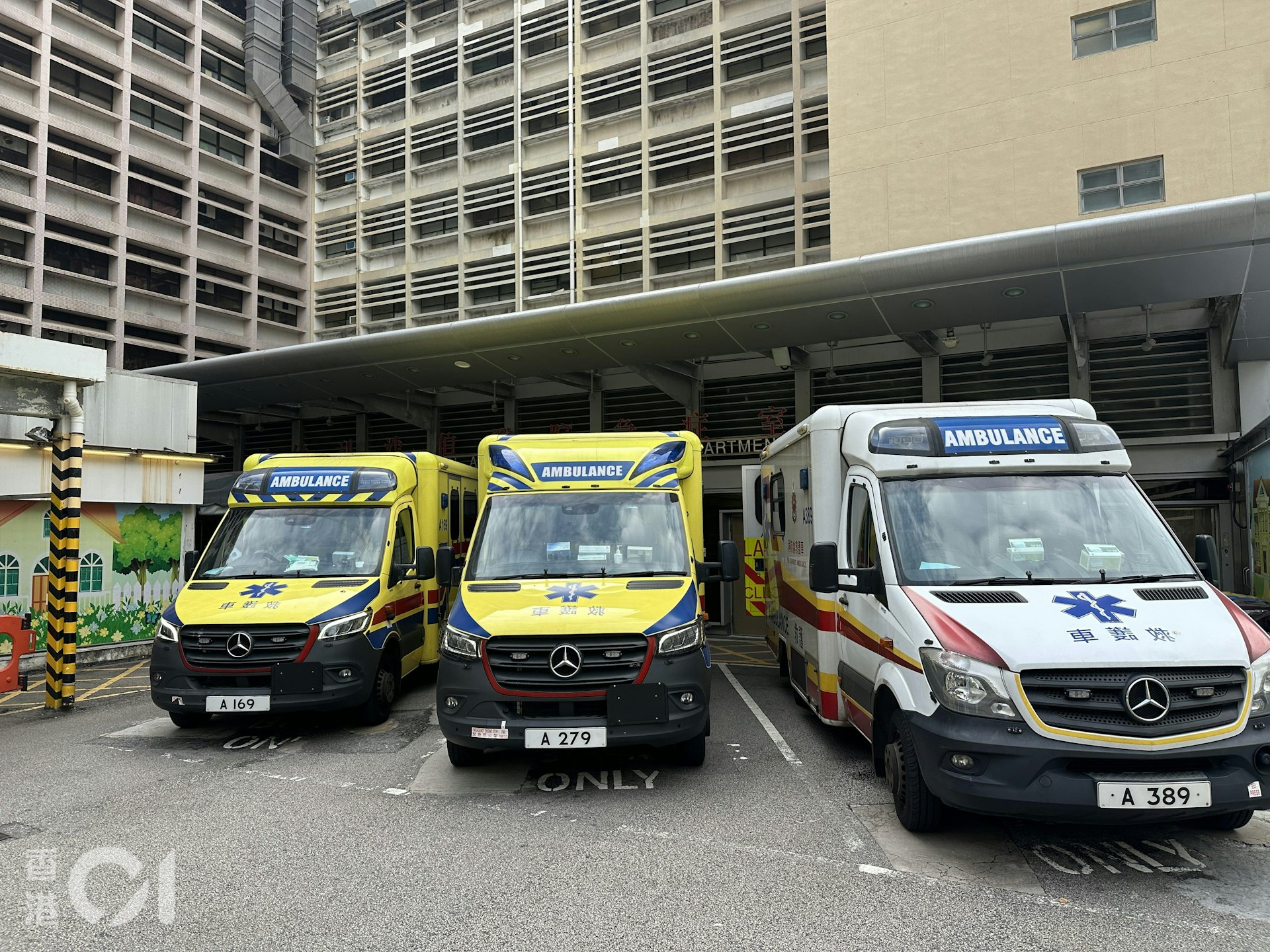 3名警員在制服疑犯時受傷,被送往伊利沙伯醫院。(黃學潤攝) 3名警員在制服疑犯時受傷,被送往伊利沙伯醫院。(黃學潤攝)