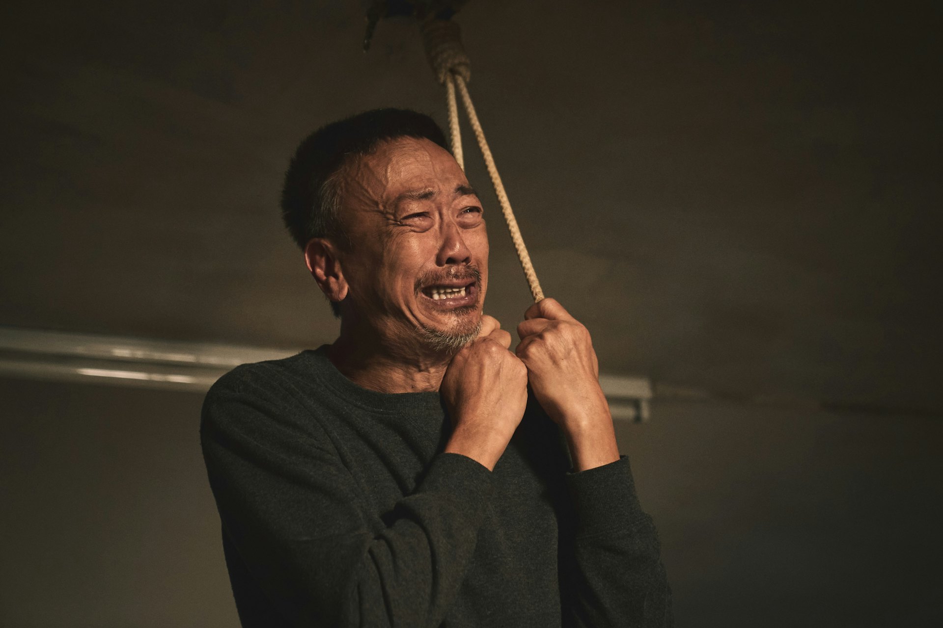 旦哥在戲中曾死意已決,想自殺了結。(《得寵先生》劇照) 旦哥在戲中曾死意已決,想自殺了結。(《得寵先生》劇照)