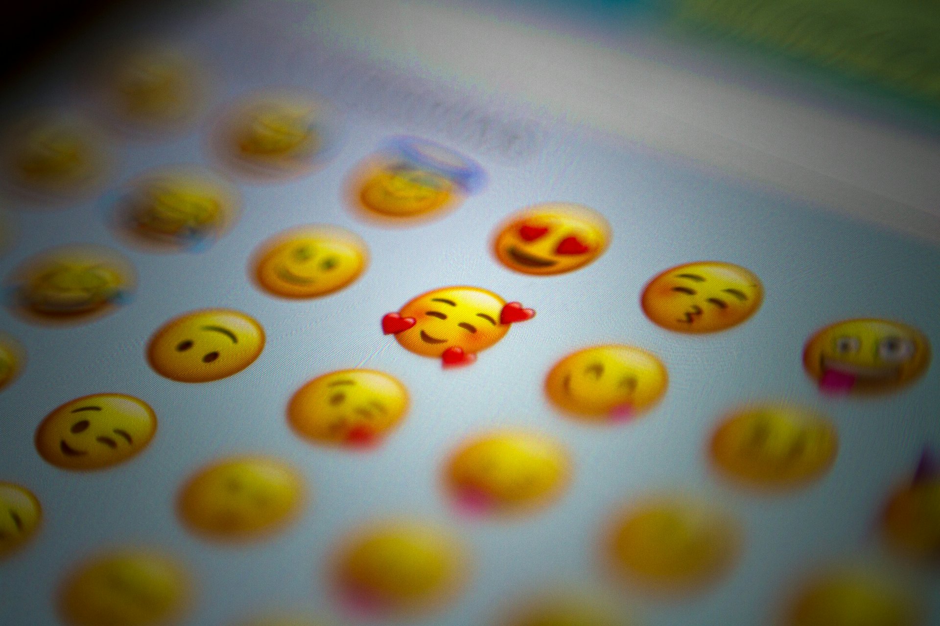 不知個別Emoji有何含意?(unsplash@domingo-alvarez-e) 不知個別Emoji有何含意?(unsplash@domingo-alvarez-e)