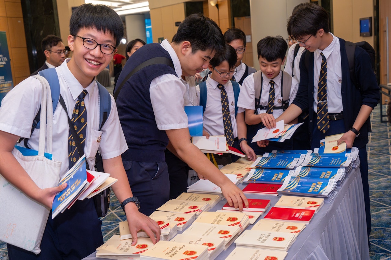 11月5日,林定國與中學生土起參觀香港法律周「國家法治建設成就展」。(林定國Facebook) 11月5日,林定國與中學生土起參觀香港法律周「國家法治建設成就展」。(林定國Facebook)