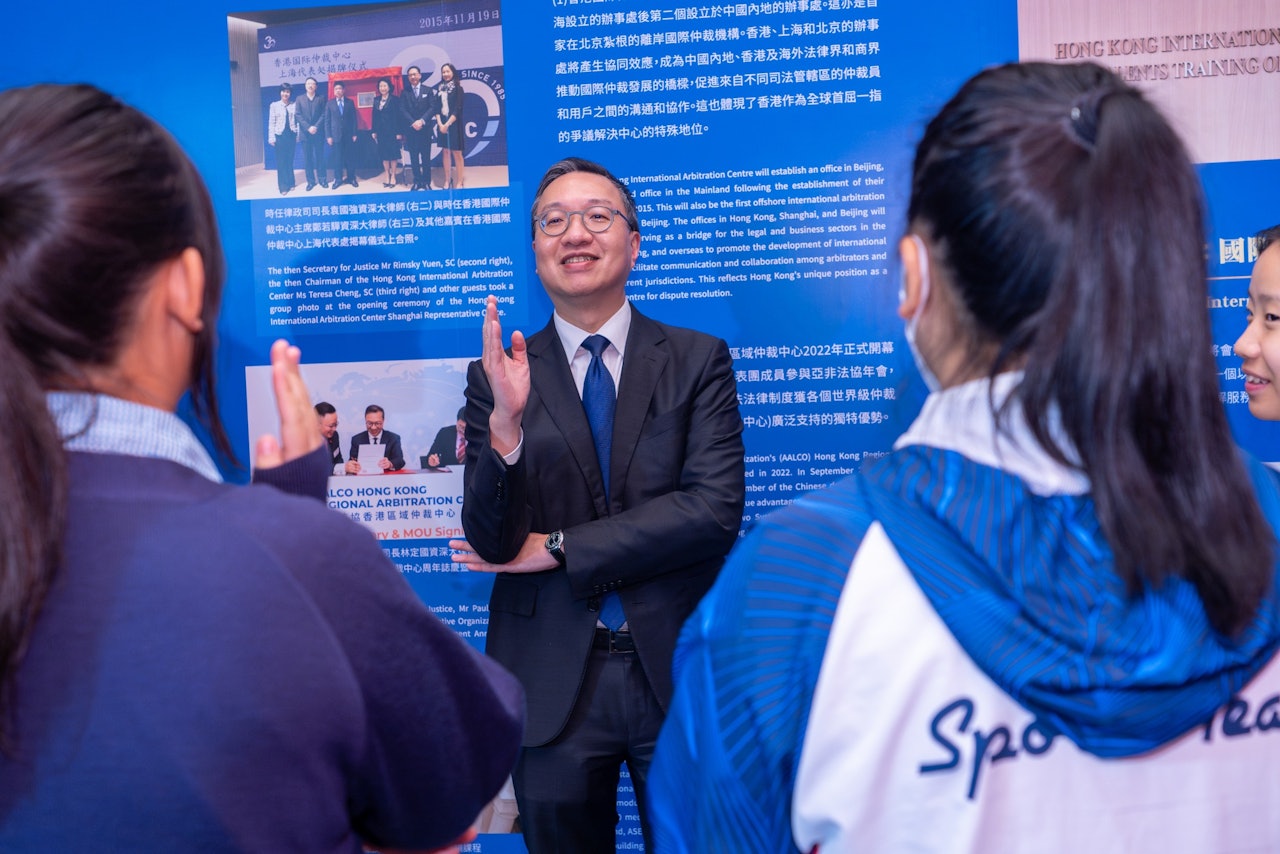 11月5日,林定國與中學生土起參觀香港法律周「國家法治建設成就展」。(林定國Facebook) 11月5日,林定國與中學生土起參觀香港法律周「國家法治建設成就展」。(林定國Facebook)