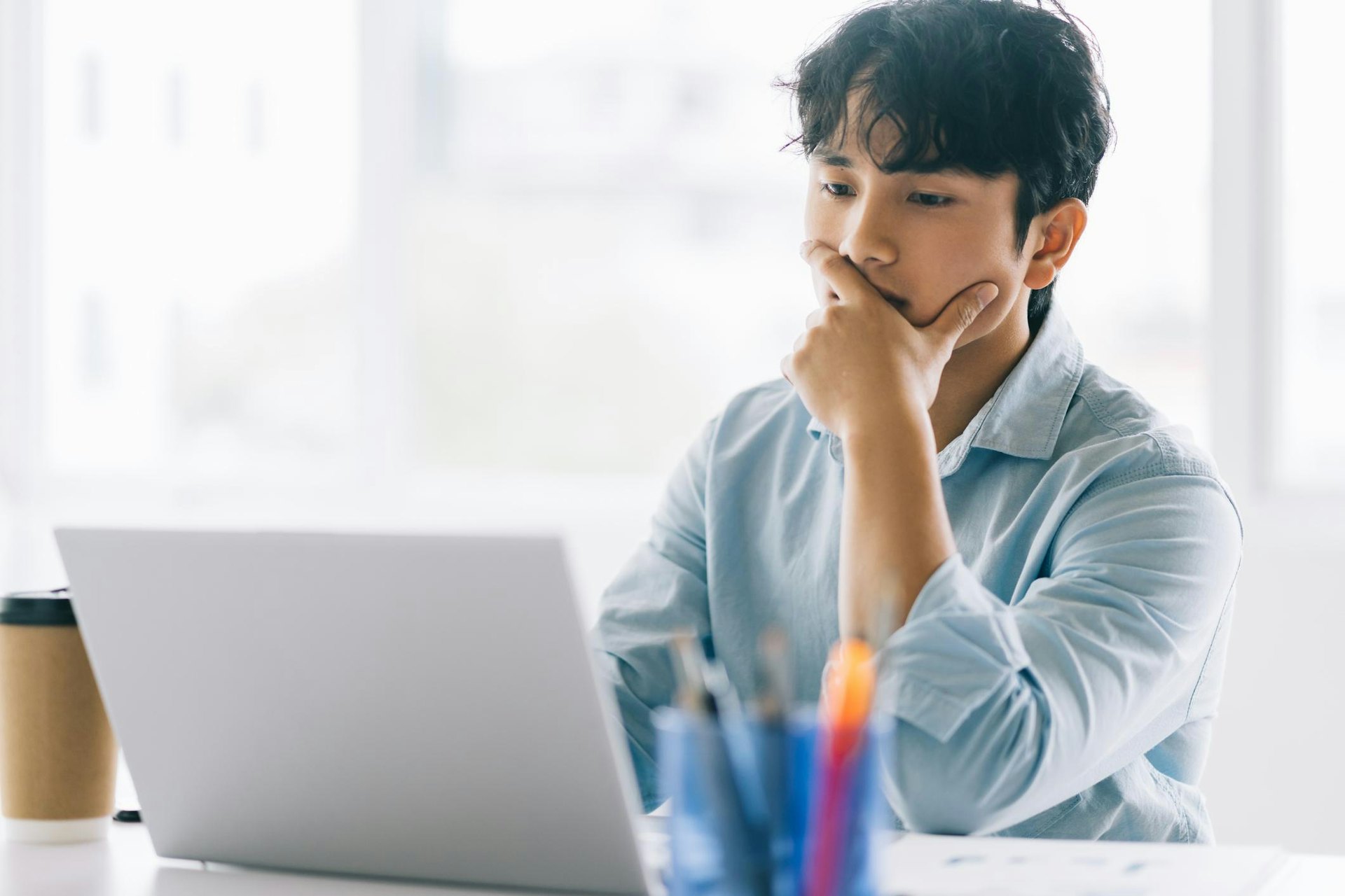 樓主發文指最近有位00後的新同事入職,而他負責客戶於非辦公時間臨時有東西需要作出改動,卻客戶及上司無法聯繫他。(示意圖/GettyImage) 樓主發文指最近有位00後的新同事入職,而他負責客戶於非辦公時間臨時有東西需要作出改動,卻客戶及上司無法聯繫他。(示意圖/GettyImage)