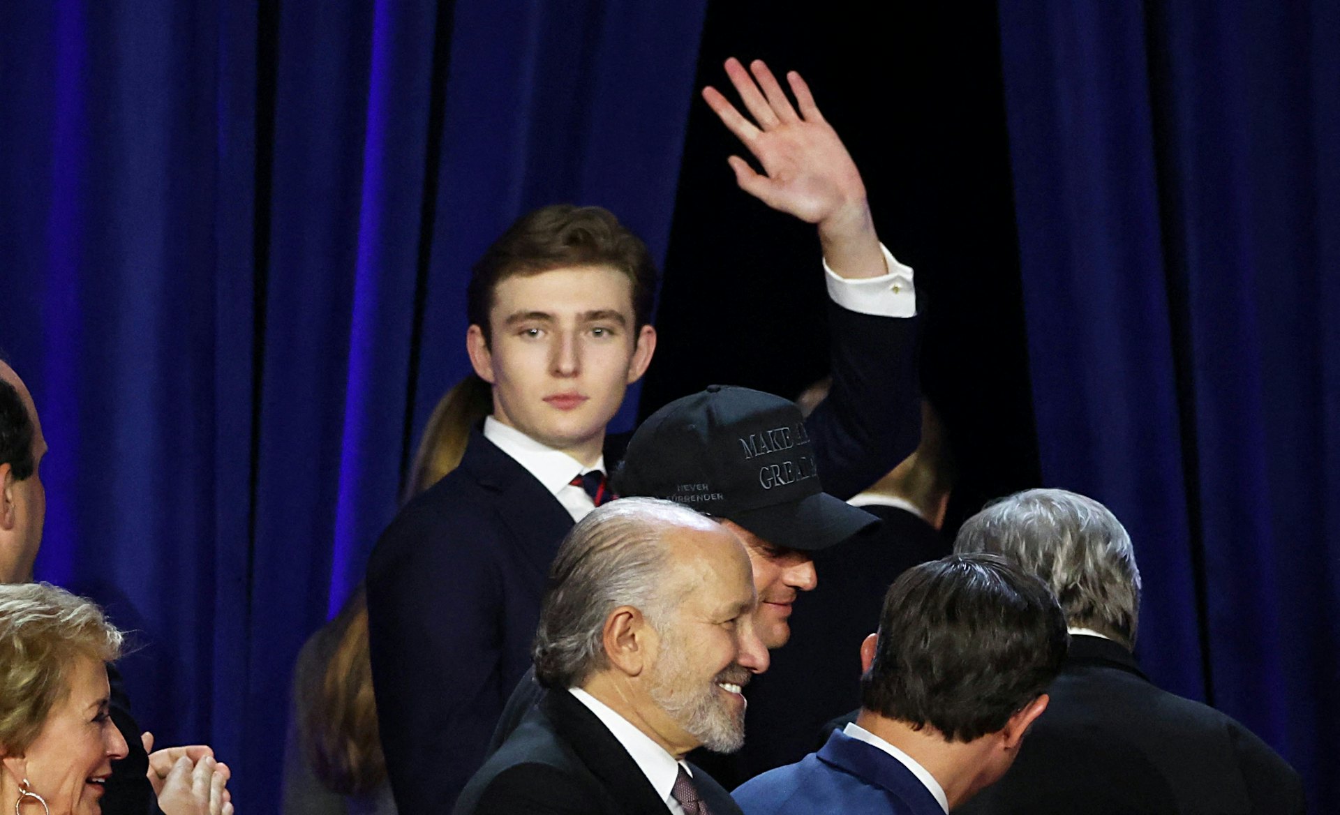美國總統大選:特朗普的兒子巴倫(Barron Trump)身高超過兩米,站在眾人之中顯得高人一等。(Reuters) 美國總統大選:特朗普的兒子巴倫(Barron Trump)身高超過兩米,站在眾人之中顯得高人一等。(Reuters)